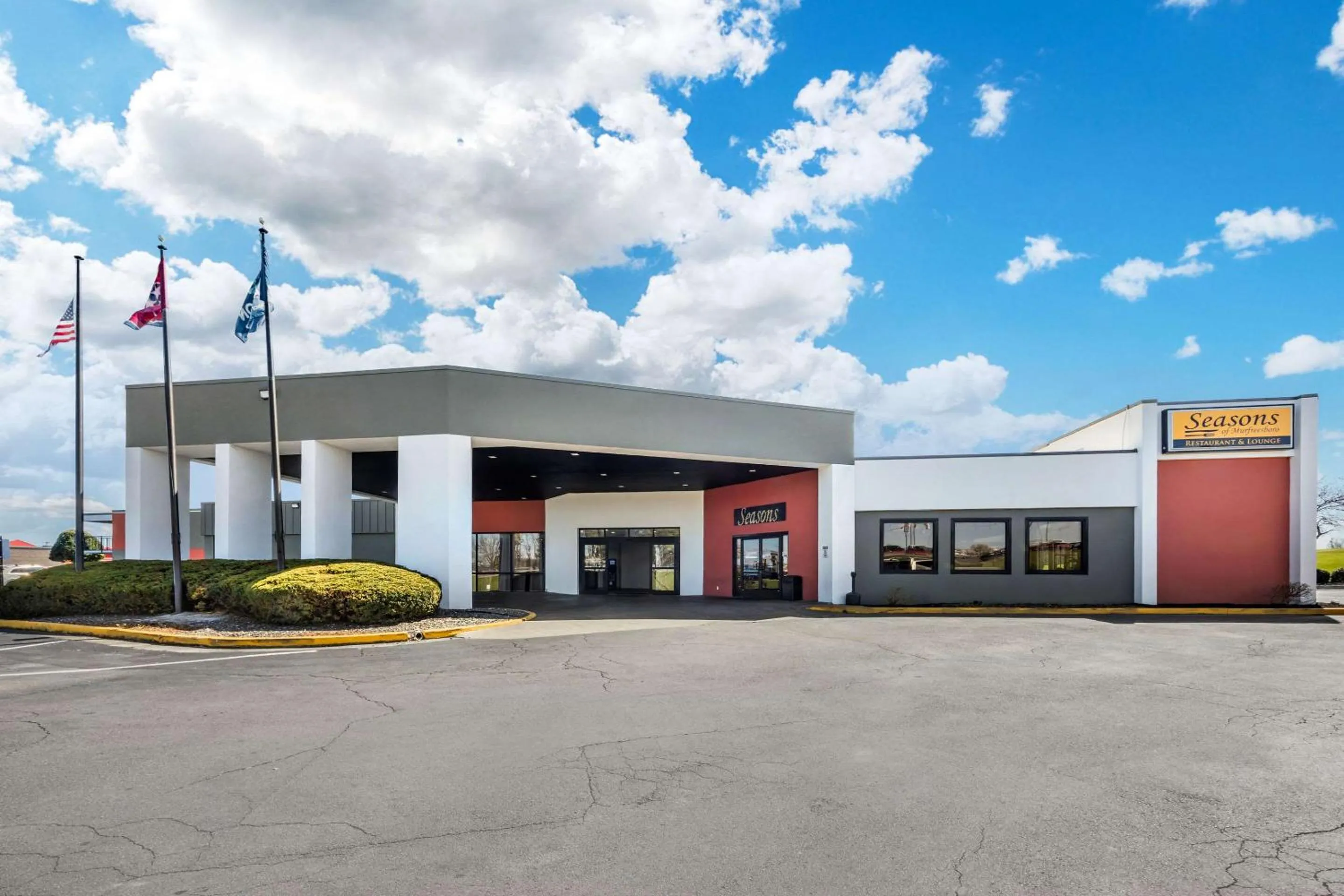 Property building in Clarion Inn Murfreesboro Old Fort Pkwy