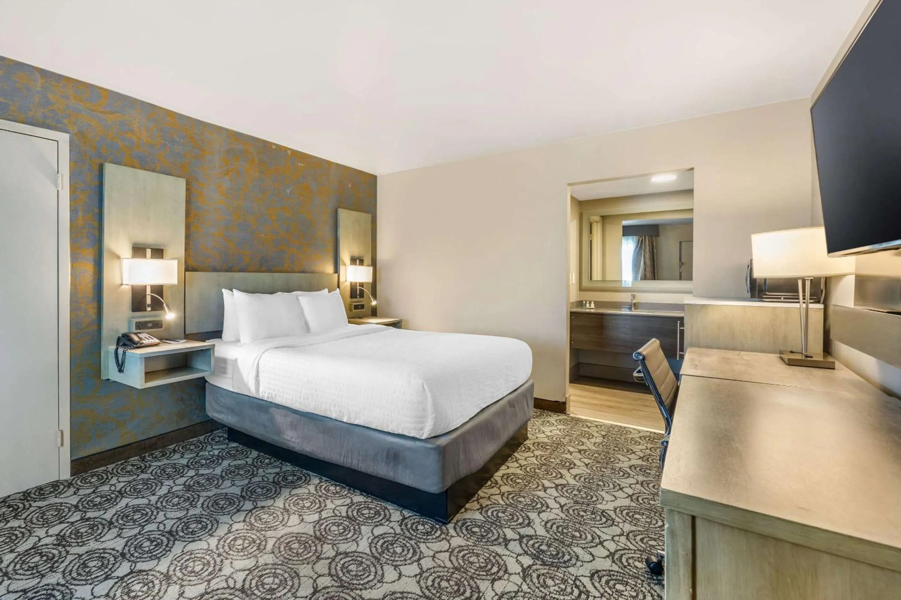 Bedroom, Bed in Clarion Inn Murfreesboro Old Fort Pkwy