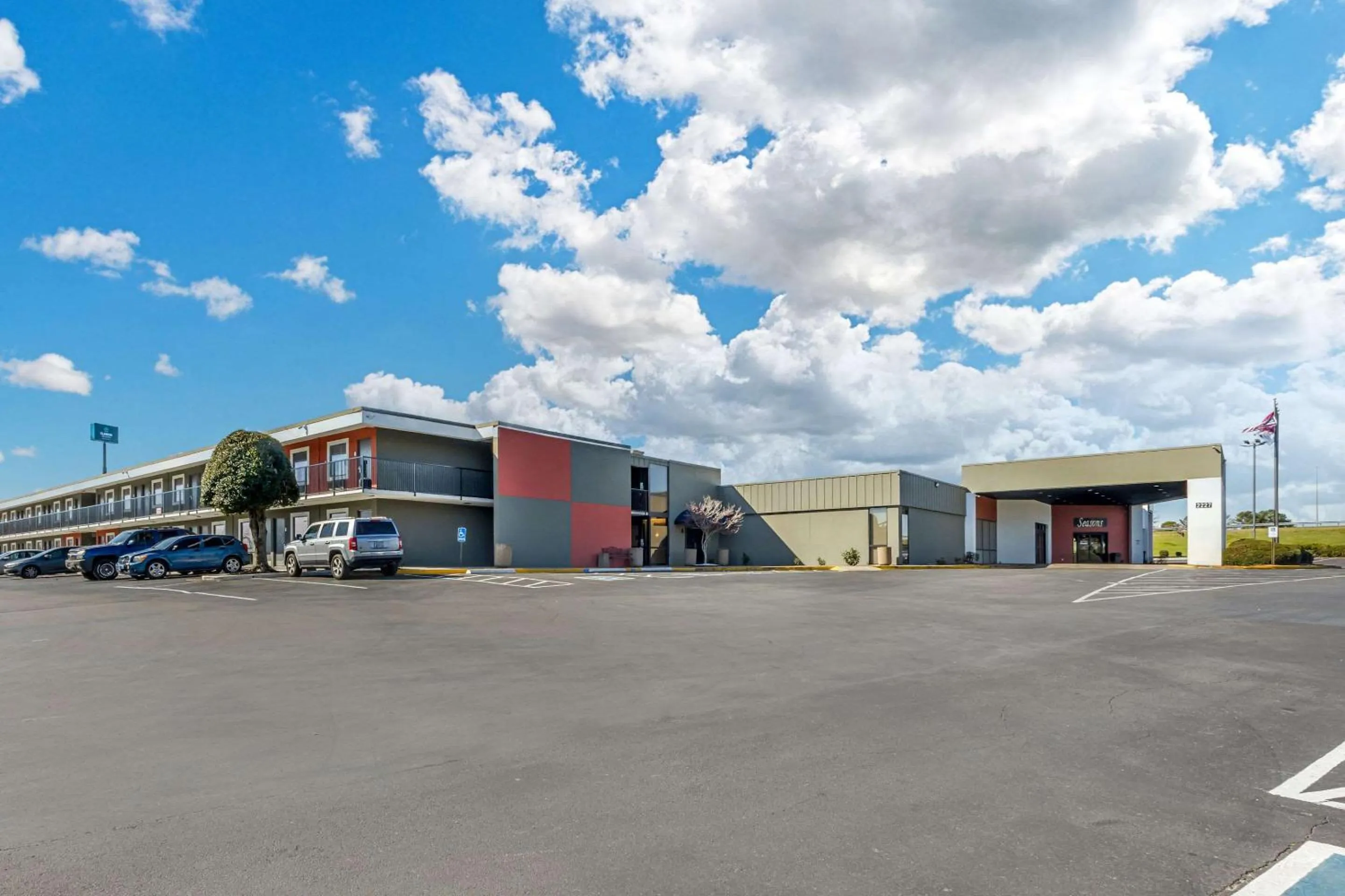 Property building in Clarion Inn Murfreesboro Old Fort Pkwy