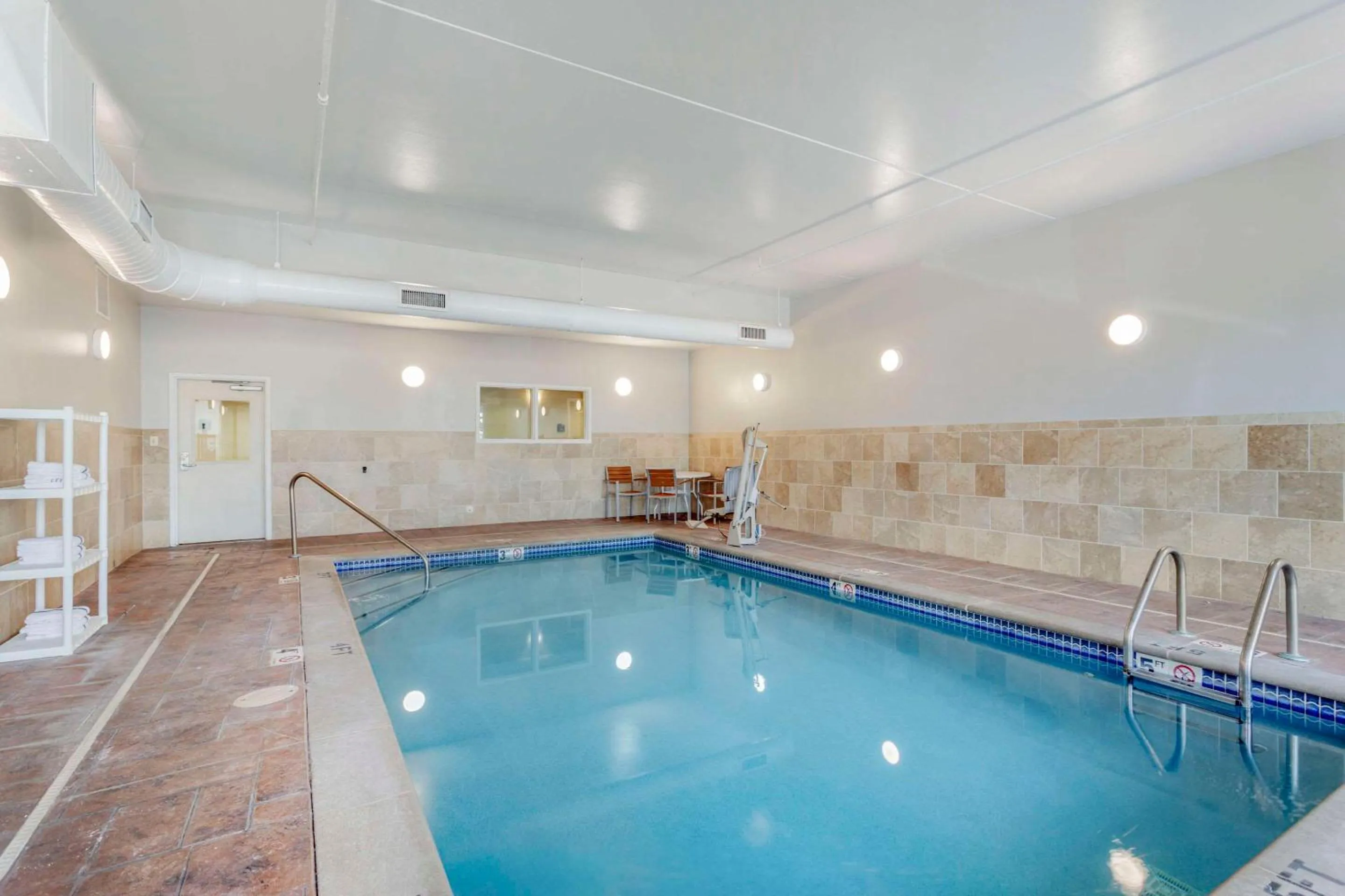 Swimming pool in Comfort Suites Knoxville East