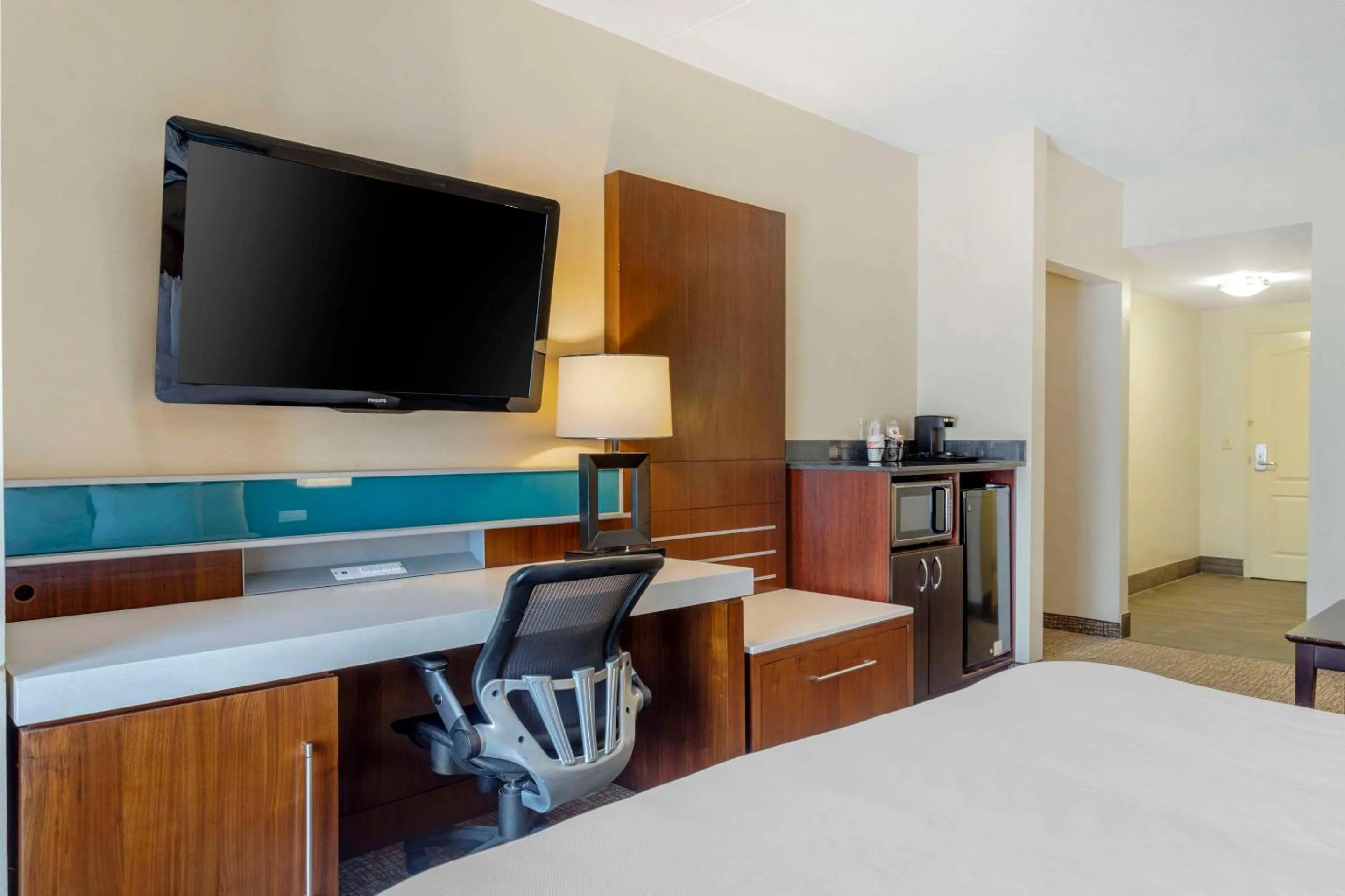 Bedroom, Bed in Comfort Suites Knoxville East