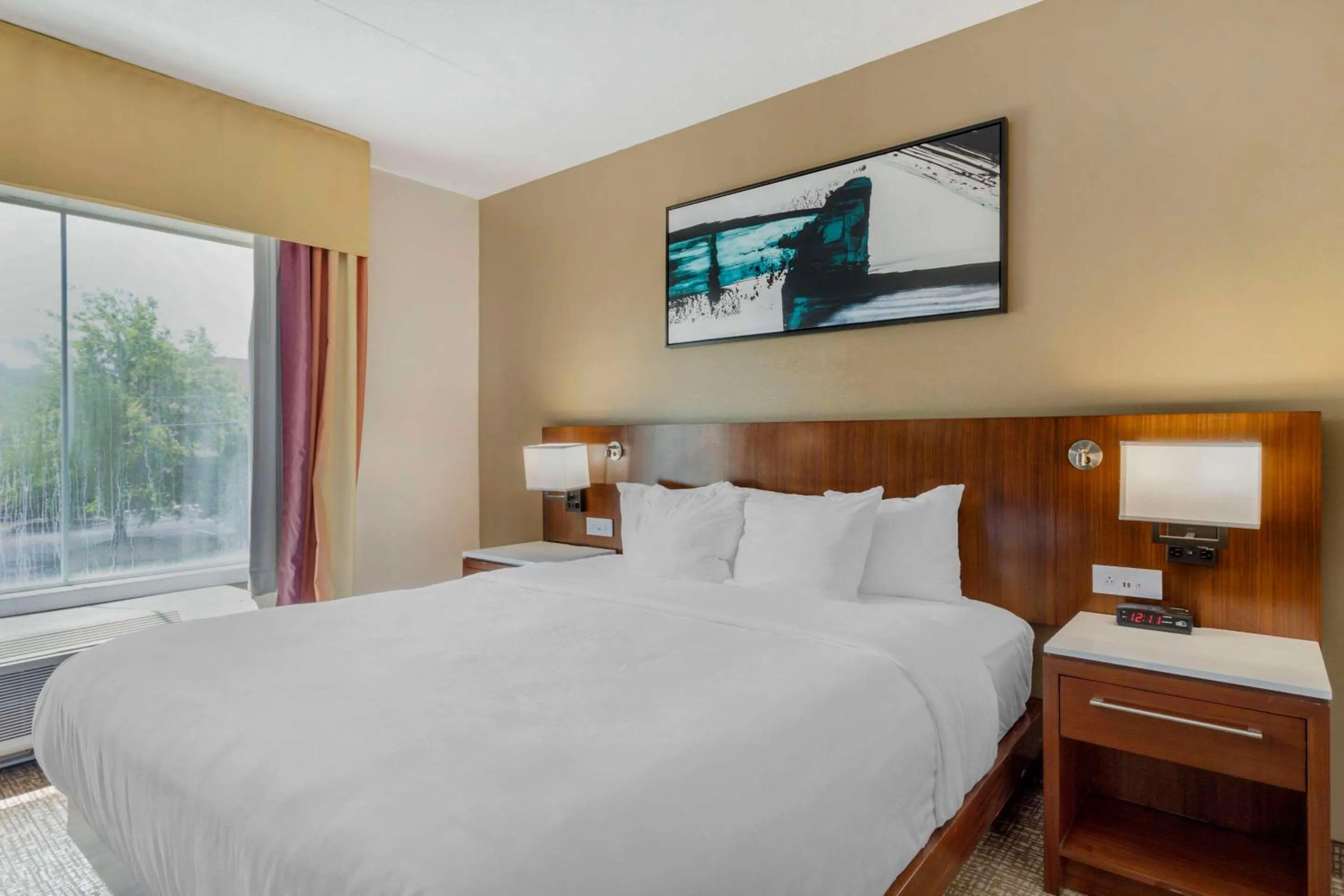 Bedroom, Bed in Comfort Suites Knoxville East