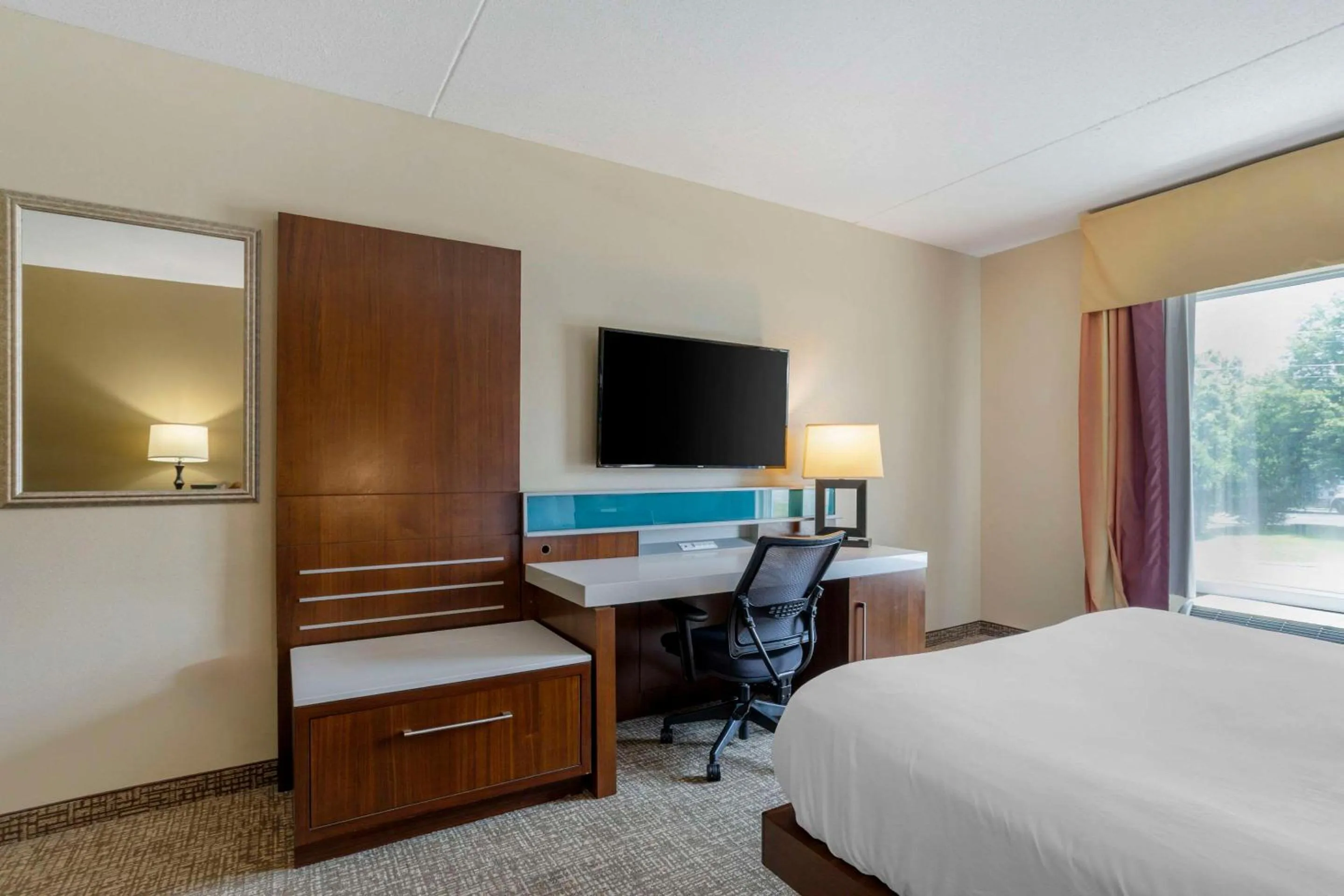 Bedroom, Bed in Comfort Suites Knoxville East