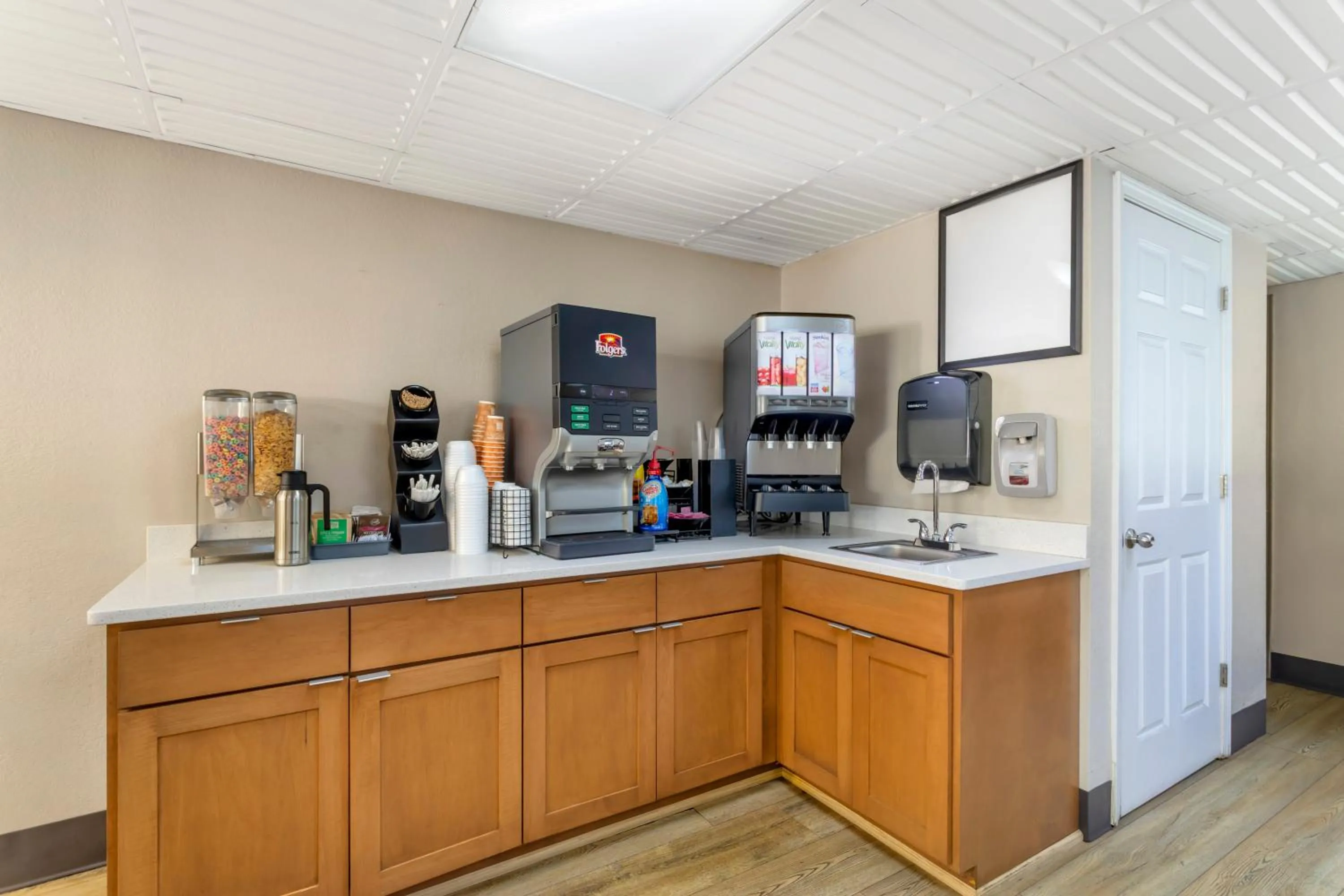 Breakfast in Econo Lodge Inn & Suites Gatlinburg at the Convention Center