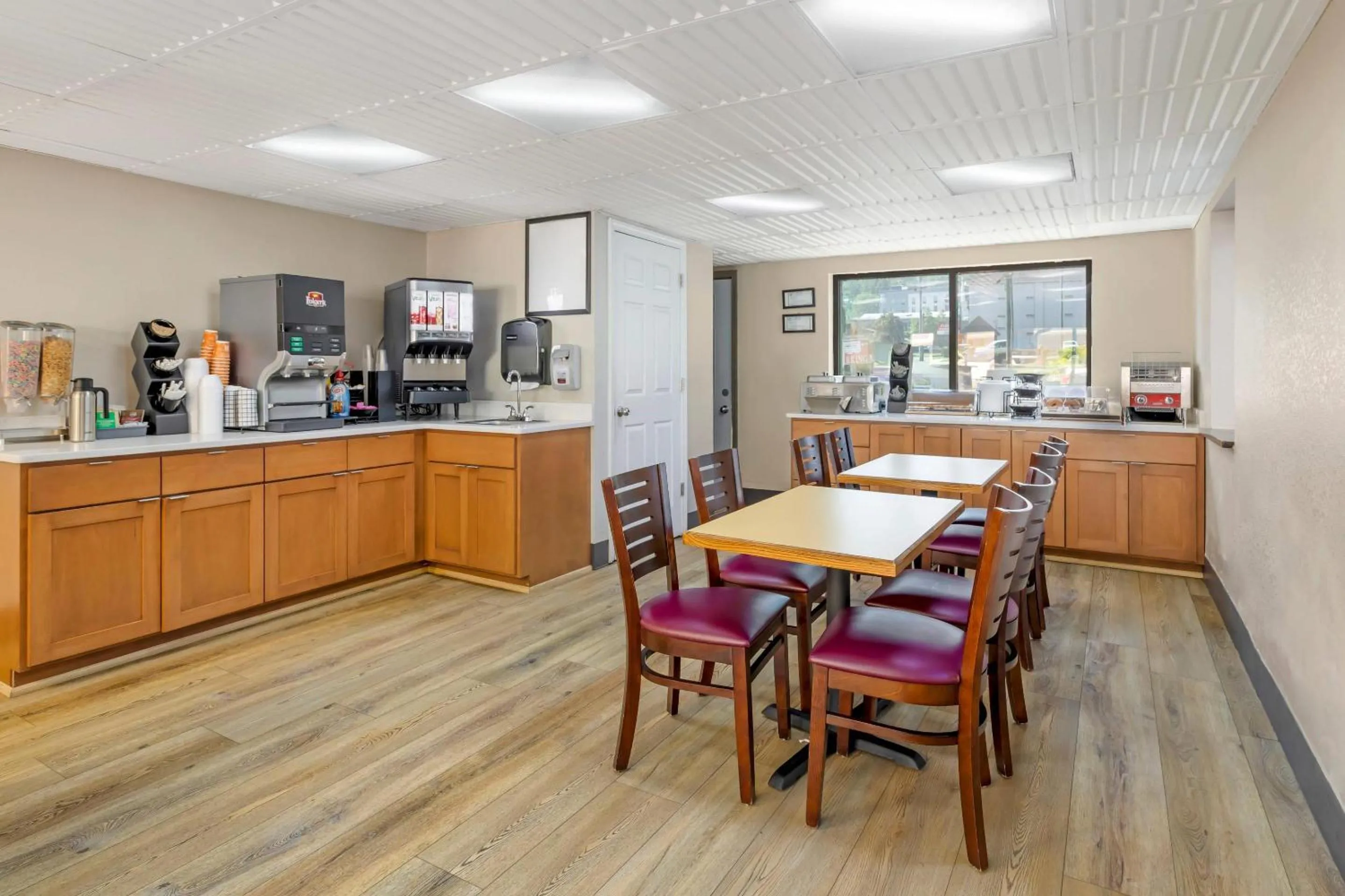 Breakfast in Econo Lodge Inn & Suites Gatlinburg at the Convention Center