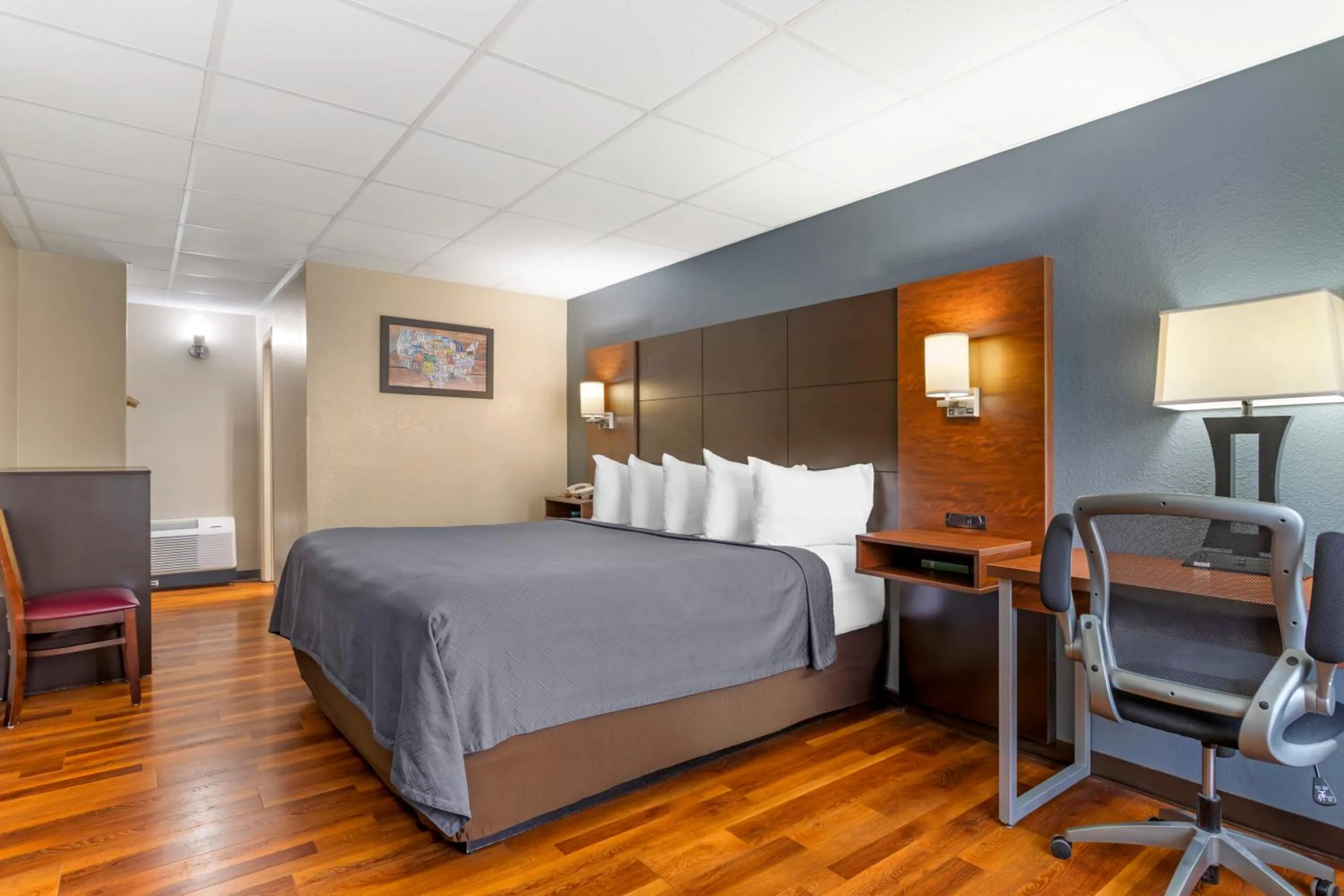 Photo of the whole room, Bed in Econo Lodge Inn & Suites Gatlinburg at the Convention Center