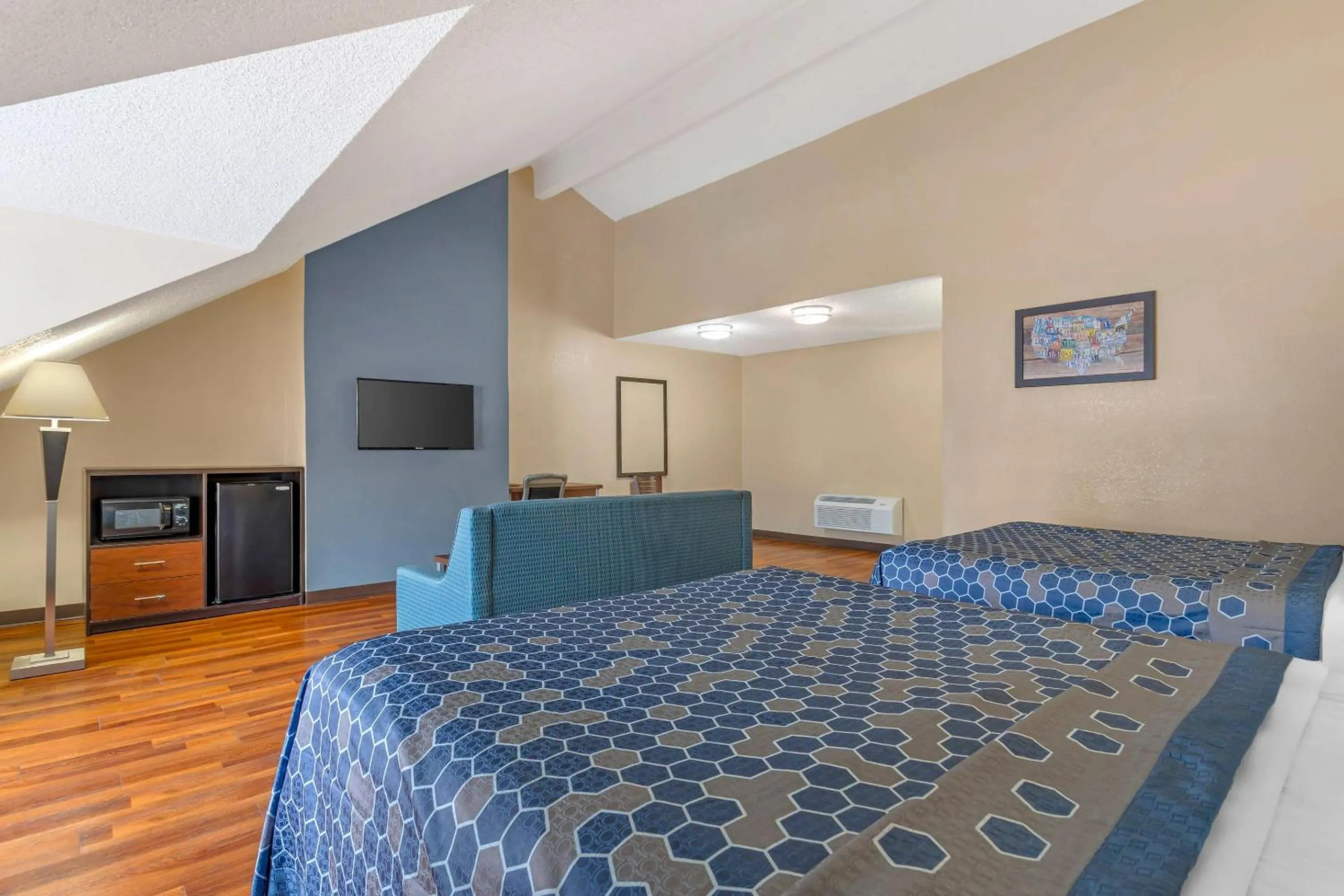 Bedroom, Bed in Econo Lodge Inn & Suites Gatlinburg at the Convention Center