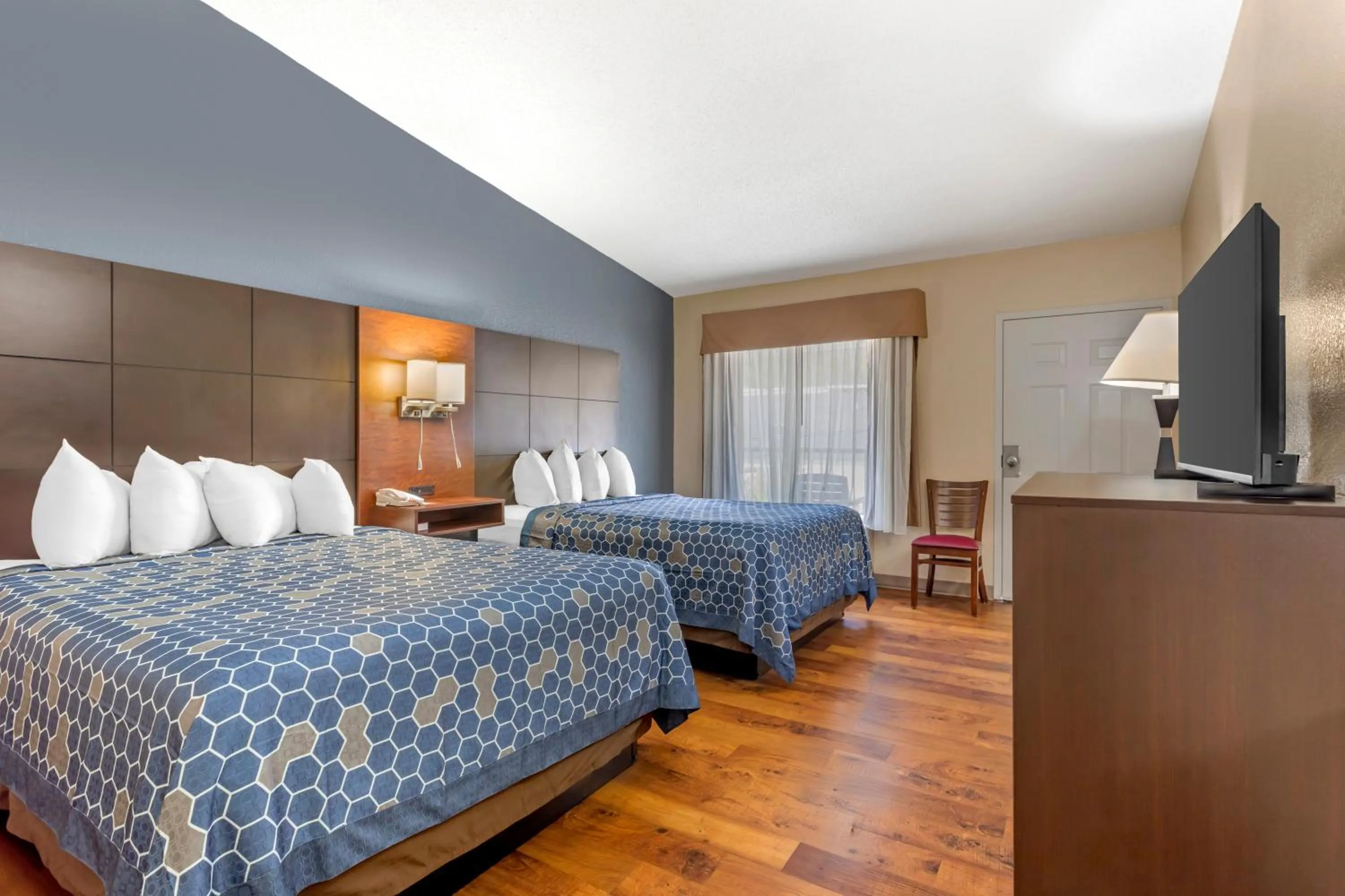 Photo of the whole room, Bed in Econo Lodge Inn & Suites Gatlinburg at the Convention Center