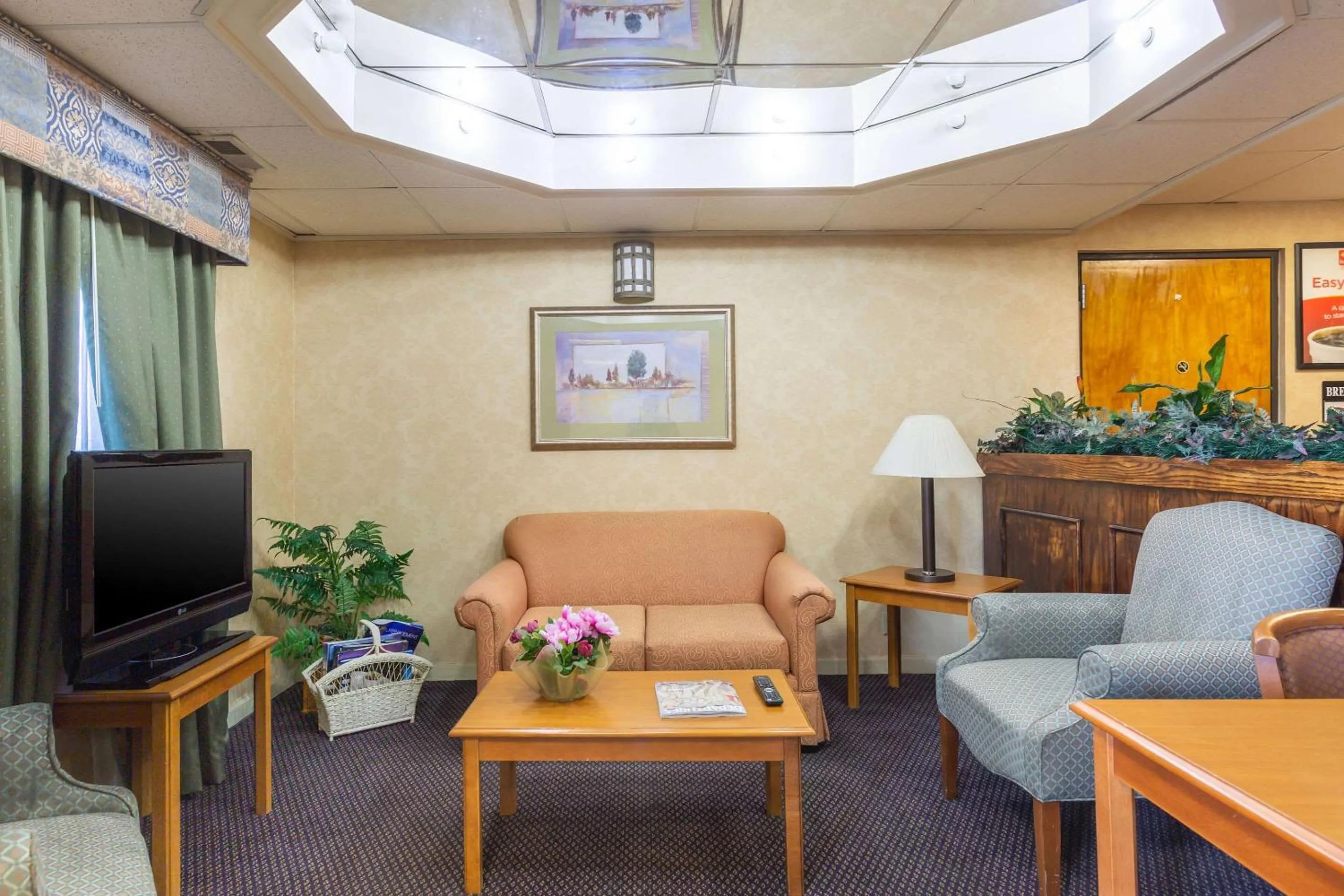 Lobby or reception in Econo Lodge & Suites Clarksville near Governors Square Mall