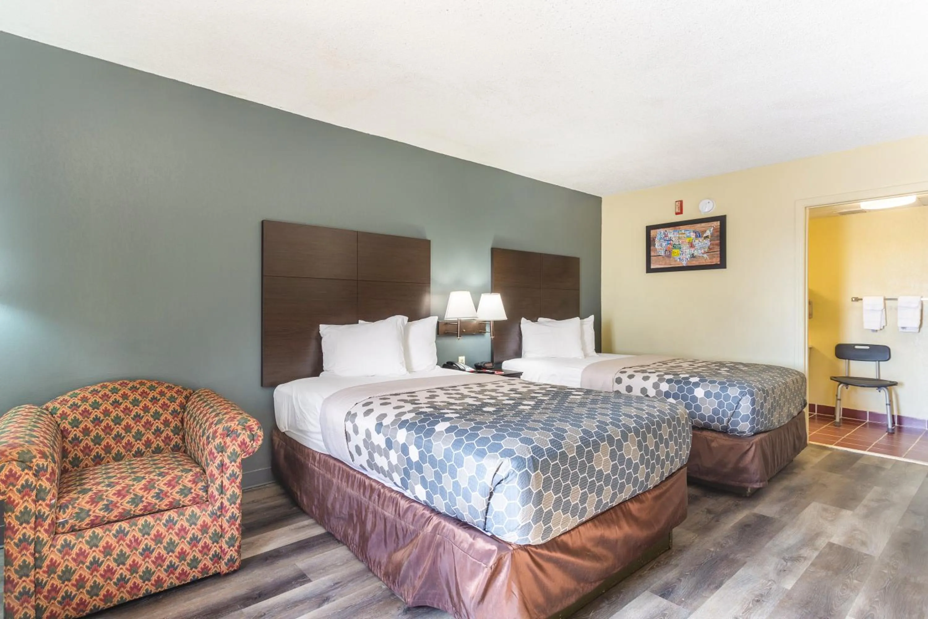 Facility for disabled guests, Bed in Econo Lodge & Suites Clarksville near Governors Square Mall