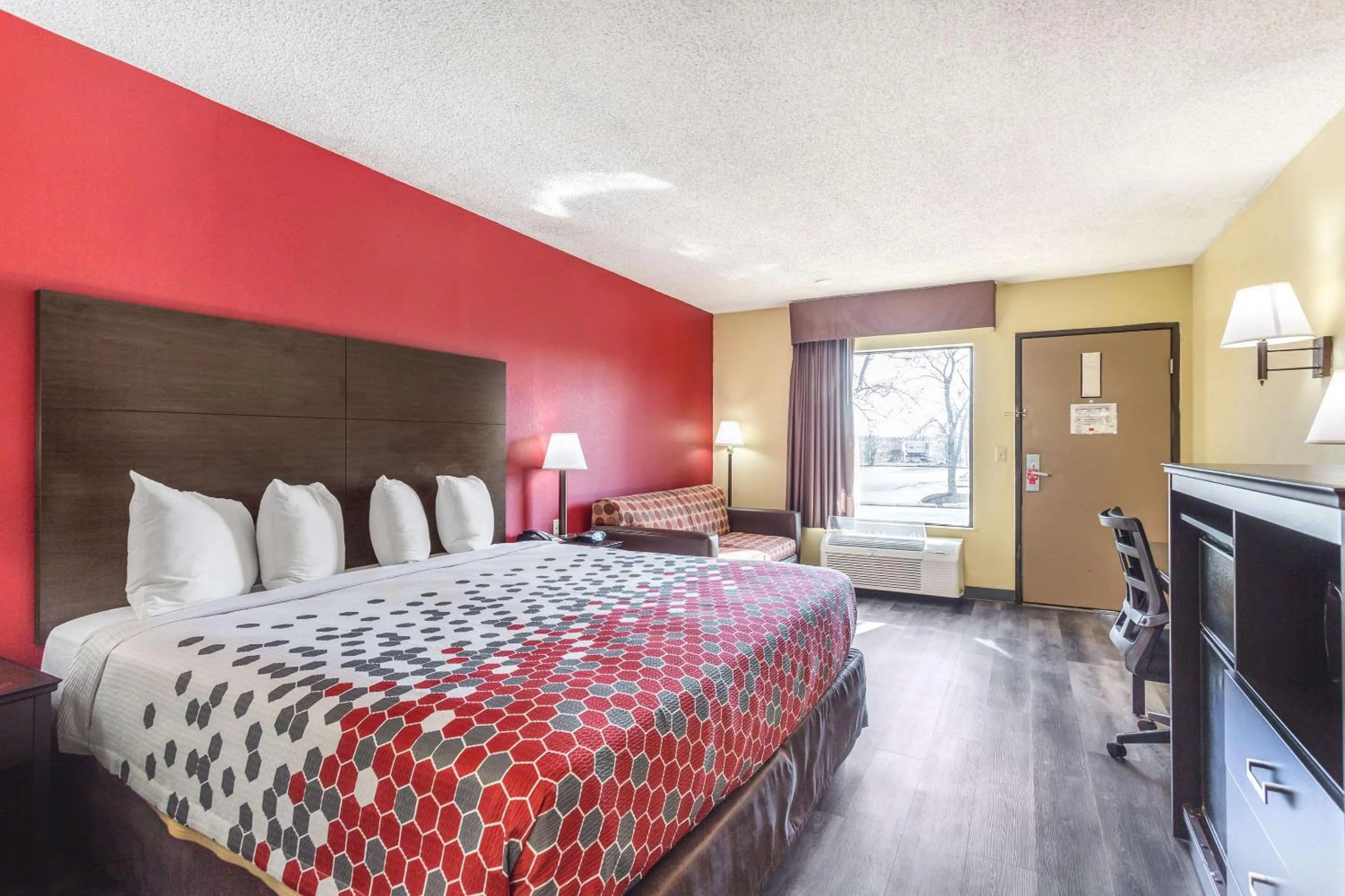 Photo of the whole room, Bed in Econo Lodge & Suites Clarksville near Governors Square Mall