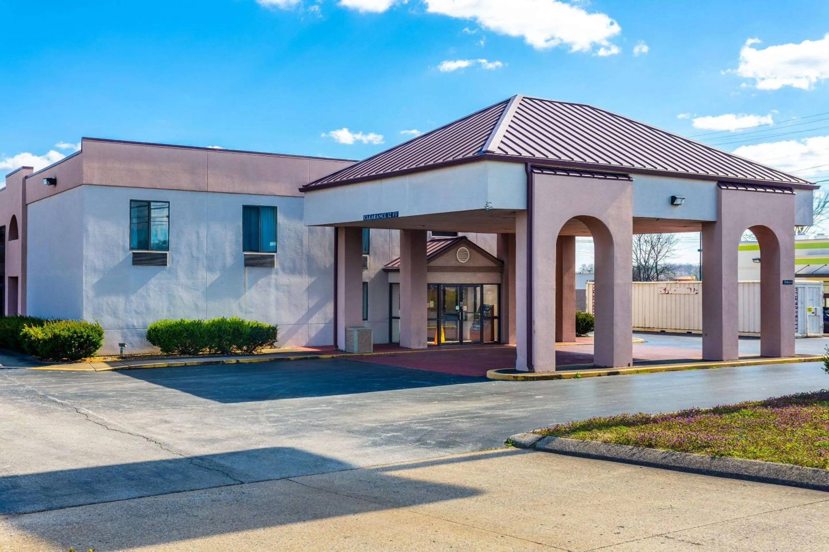 Property building in Econo Lodge & Suites Clarksville near Governors Square Mall