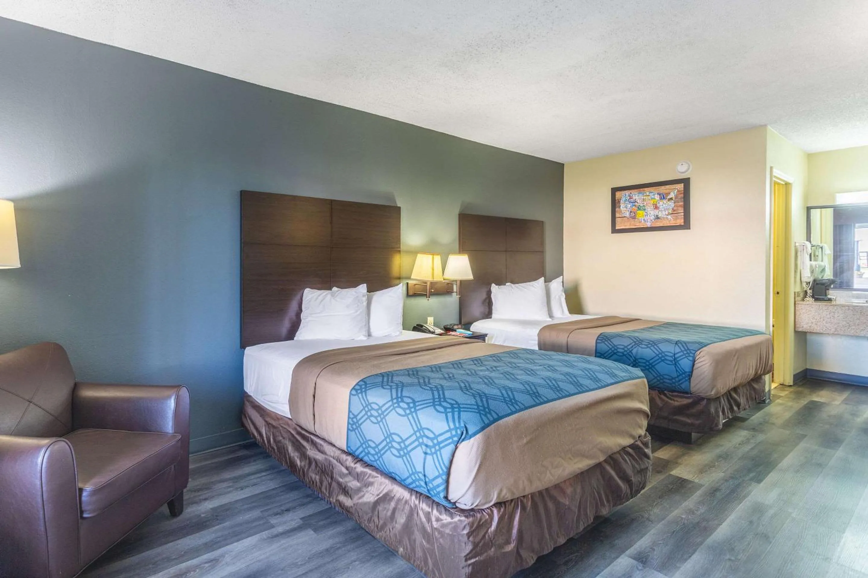 Photo of the whole room, Bed in Econo Lodge & Suites Clarksville near Governors Square Mall