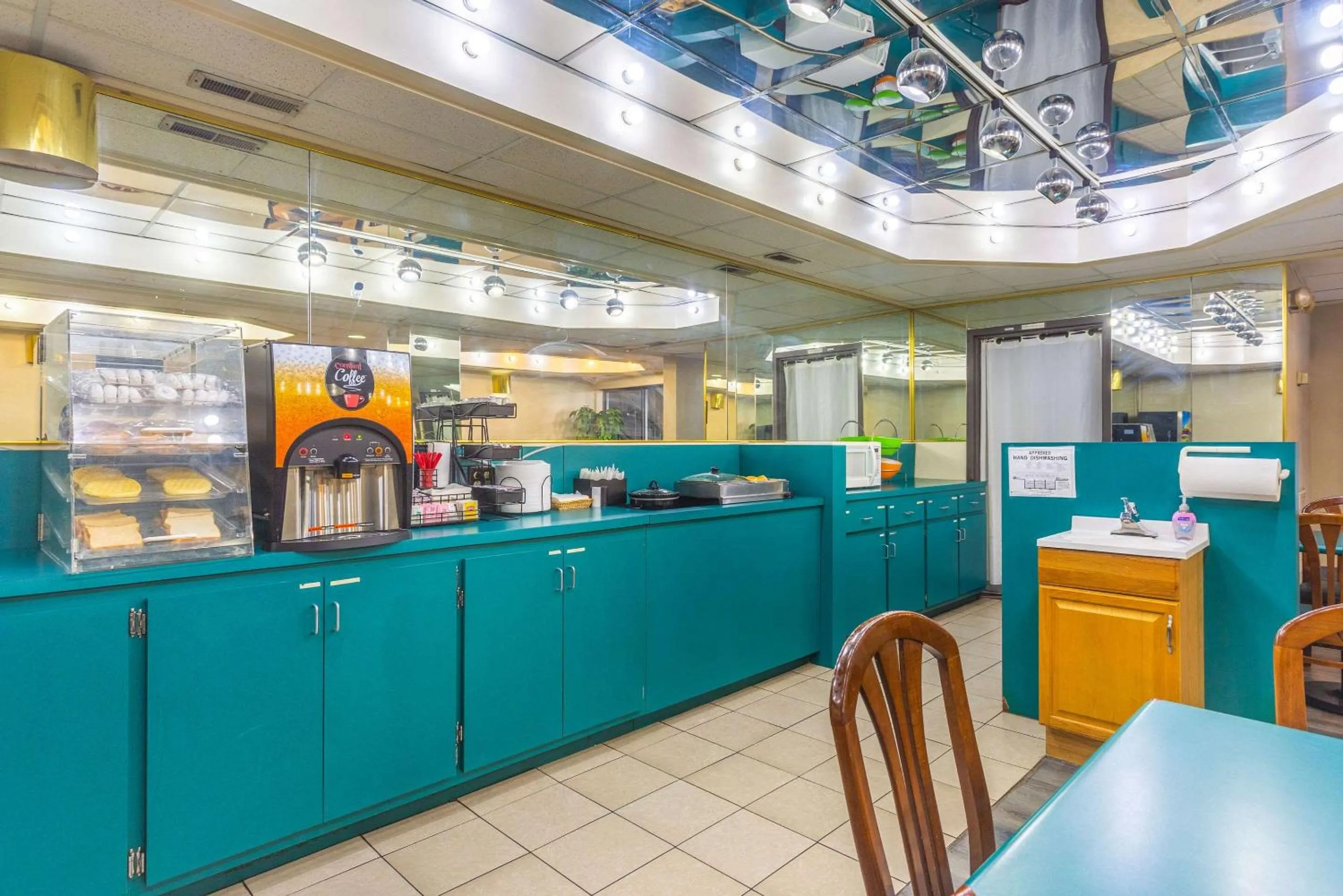 Restaurant/places to eat in Econo Lodge & Suites Clarksville near Governors Square Mall