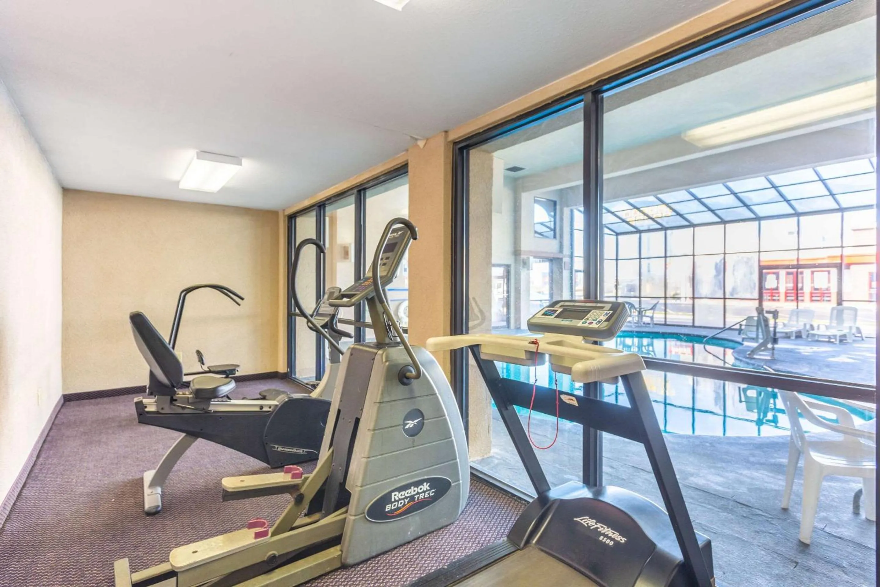 Fitness centre/facilities in Econo Lodge & Suites Clarksville near Governors Square Mall