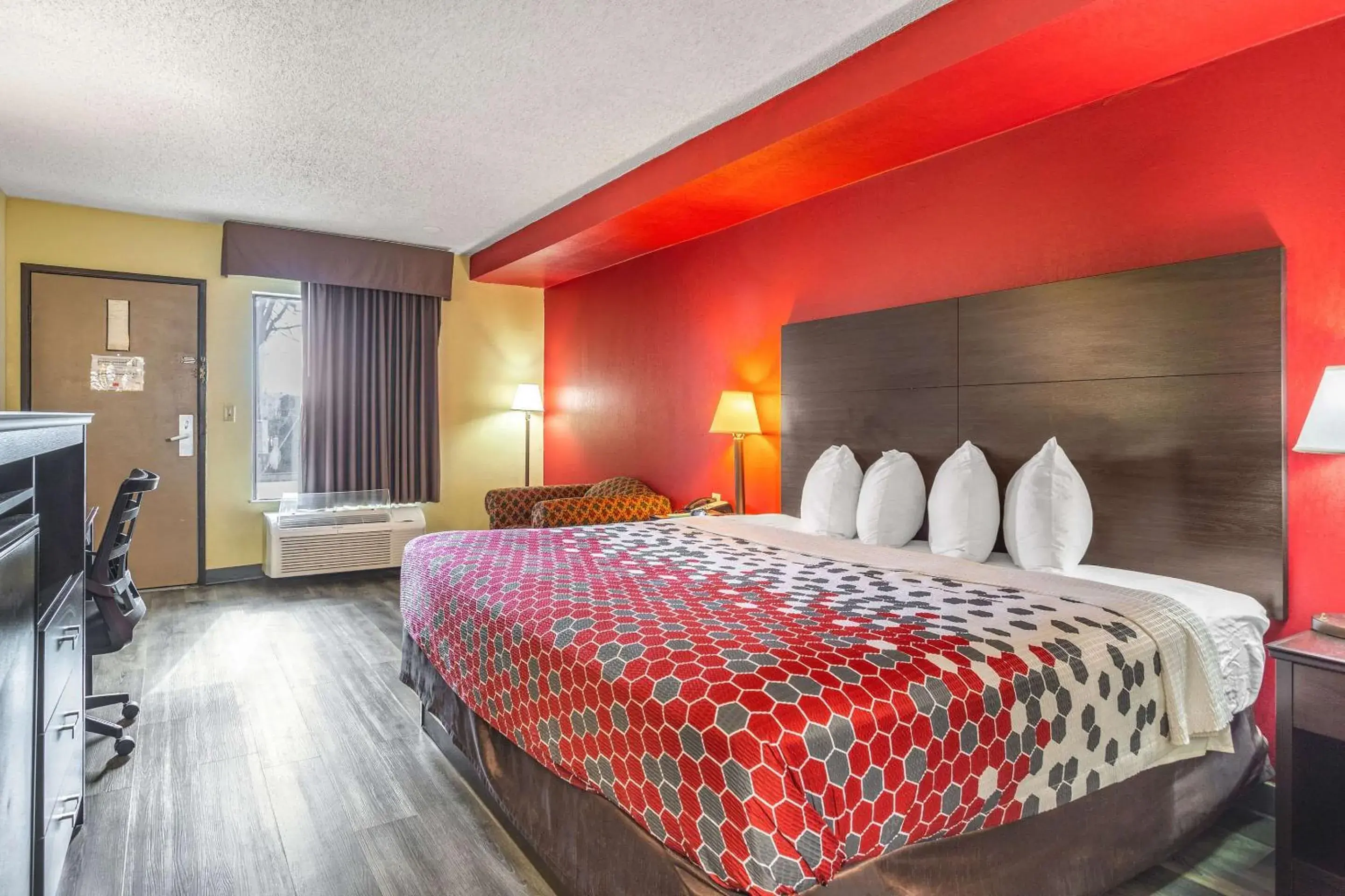 King Room - Smoking in Econo Lodge & Suites Clarksville near Governors Square Mall King Room - Smoking in Econo Lodge & Suites Clarksville near Governors Square Mall