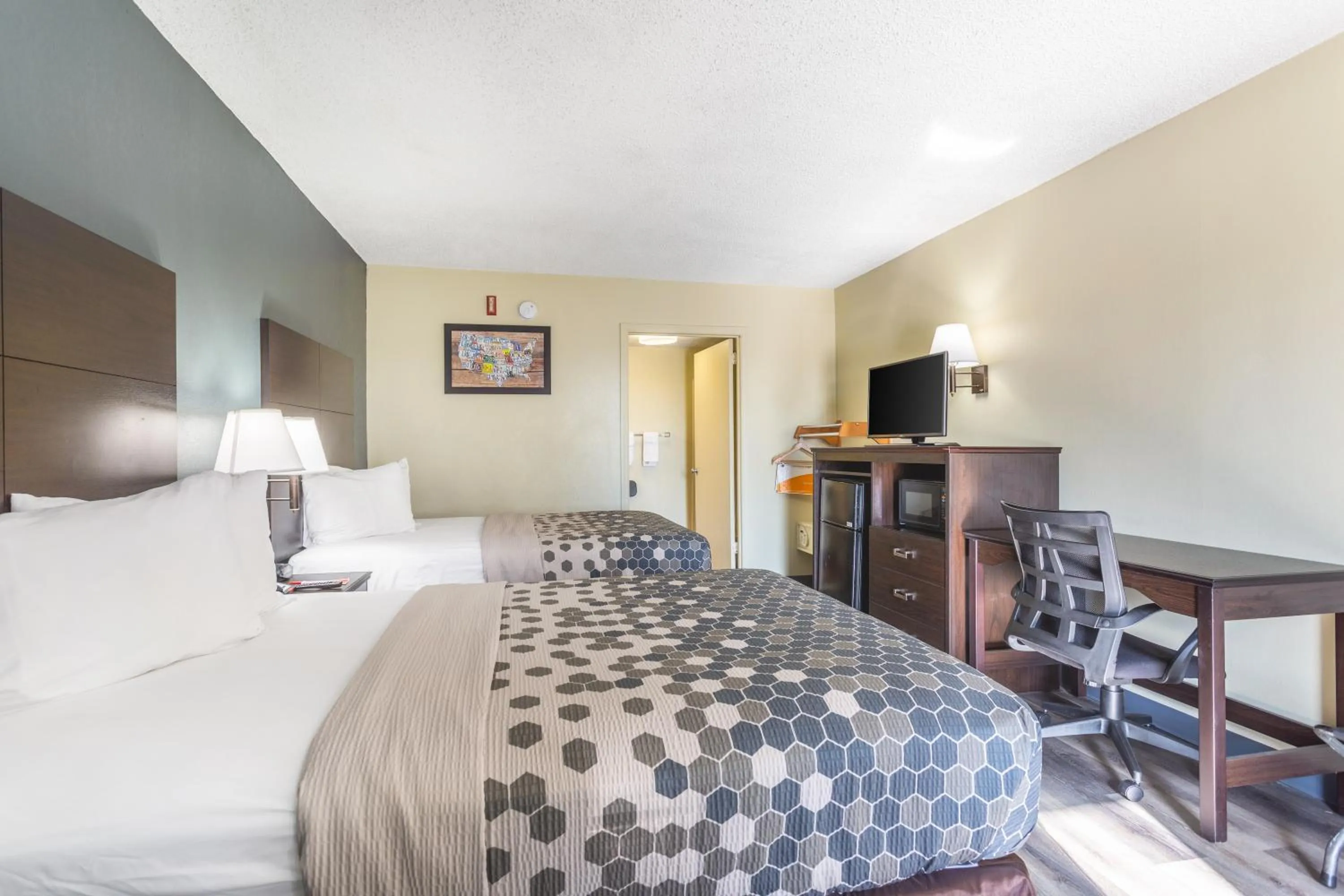 Facility for disabled guests, Bed in Econo Lodge & Suites Clarksville near Governors Square Mall