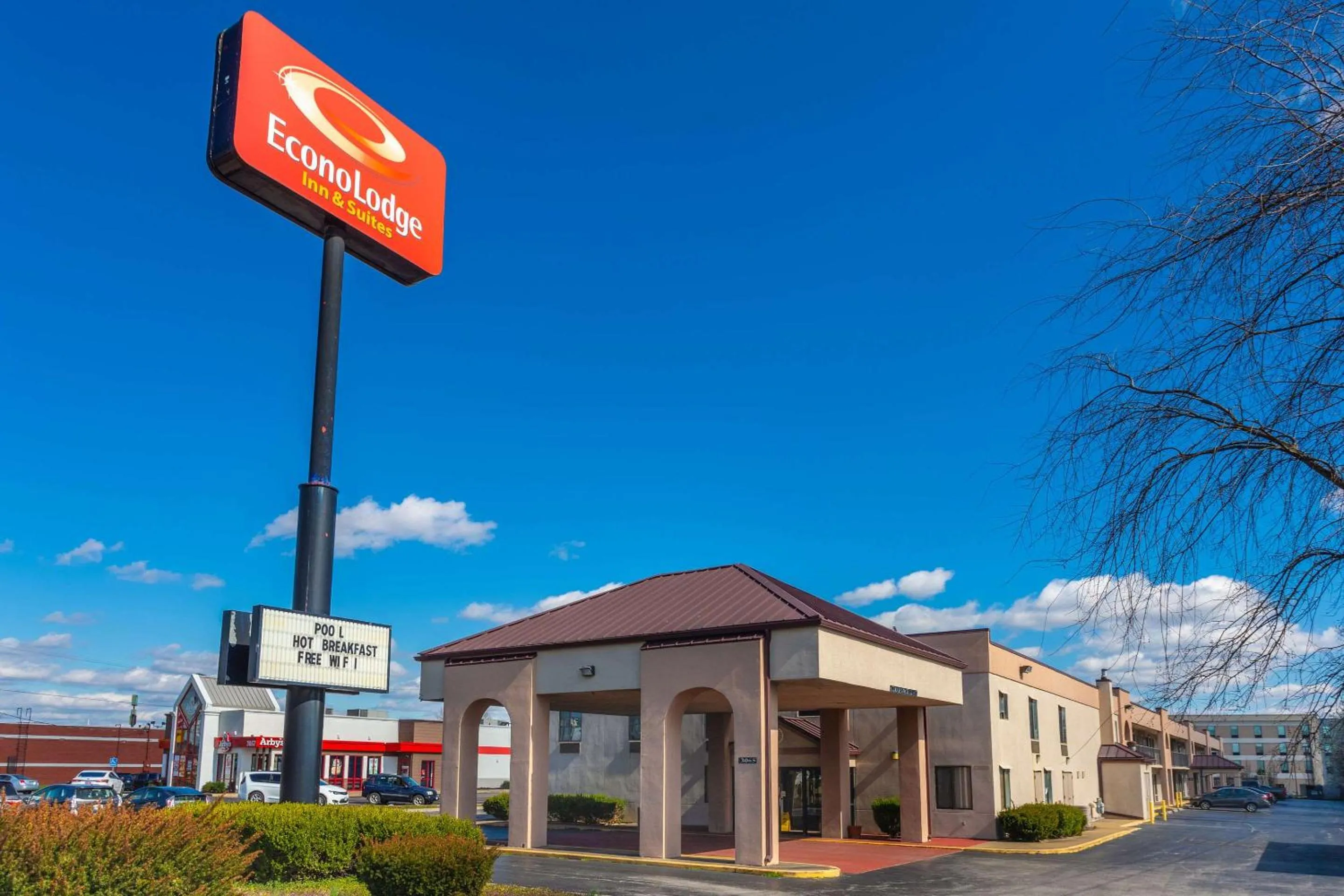 Property building in Econo Lodge & Suites Clarksville near Governors Square Mall