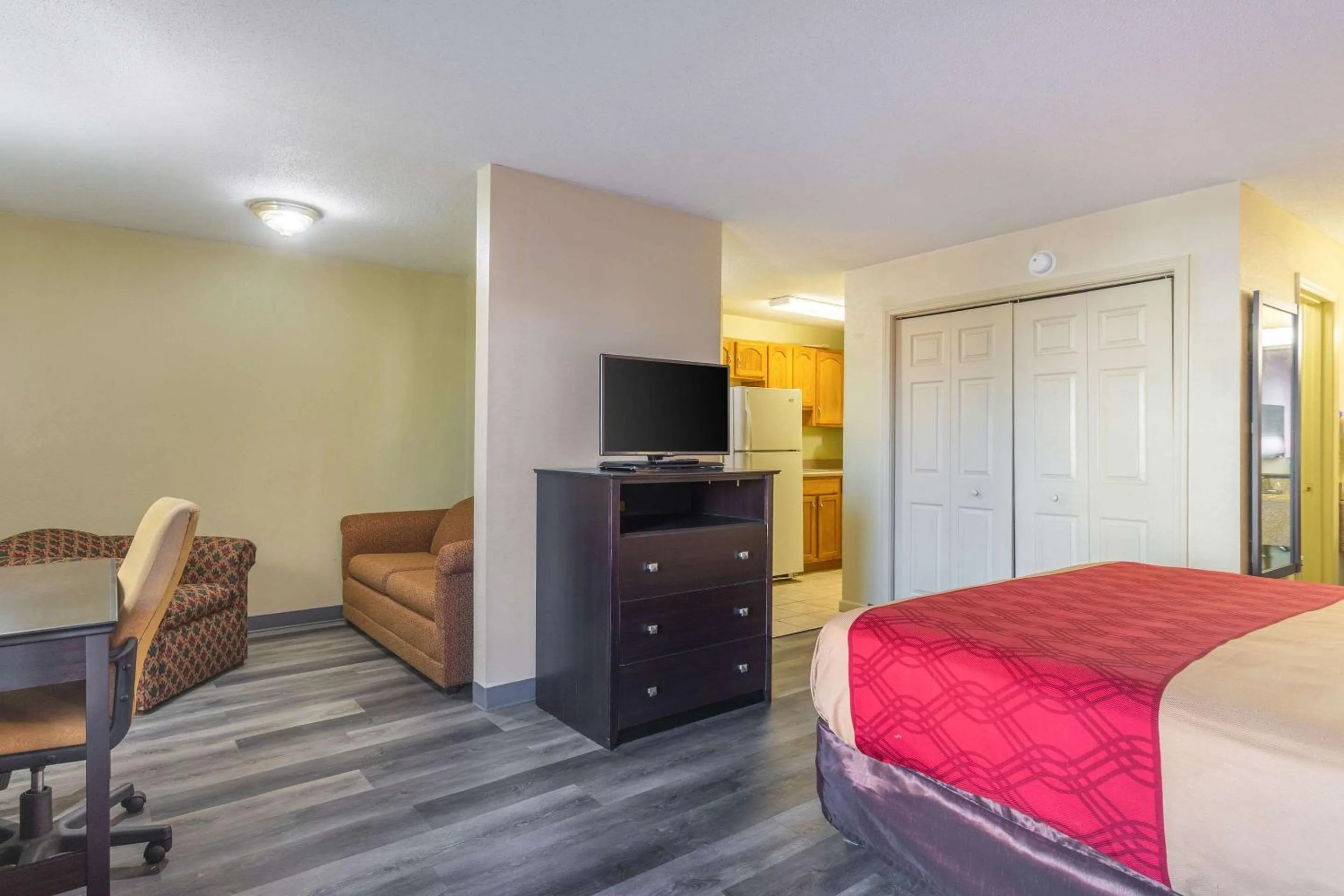 Photo of the whole room, Bed in Econo Lodge & Suites Clarksville near Governors Square Mall