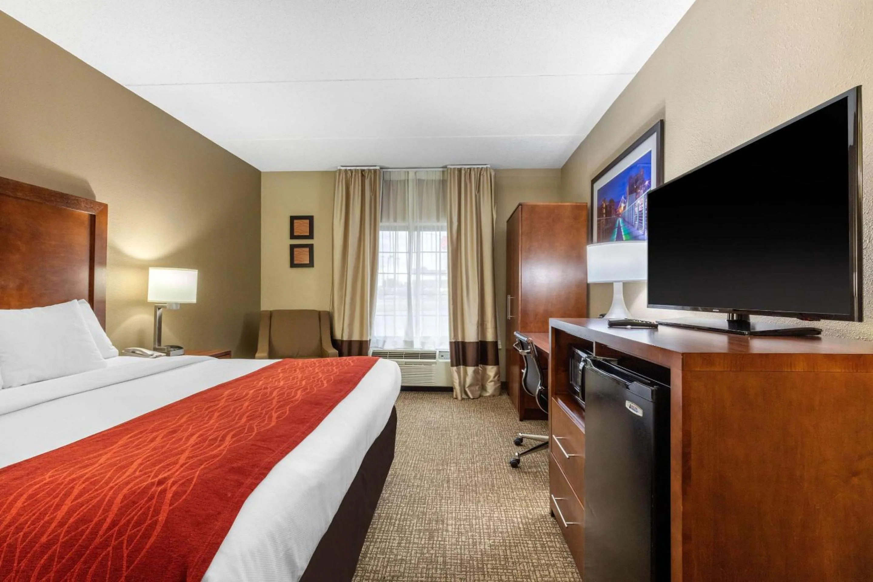 Photo of the whole room, Bed in Comfort Inn & Suites Hamilton Place