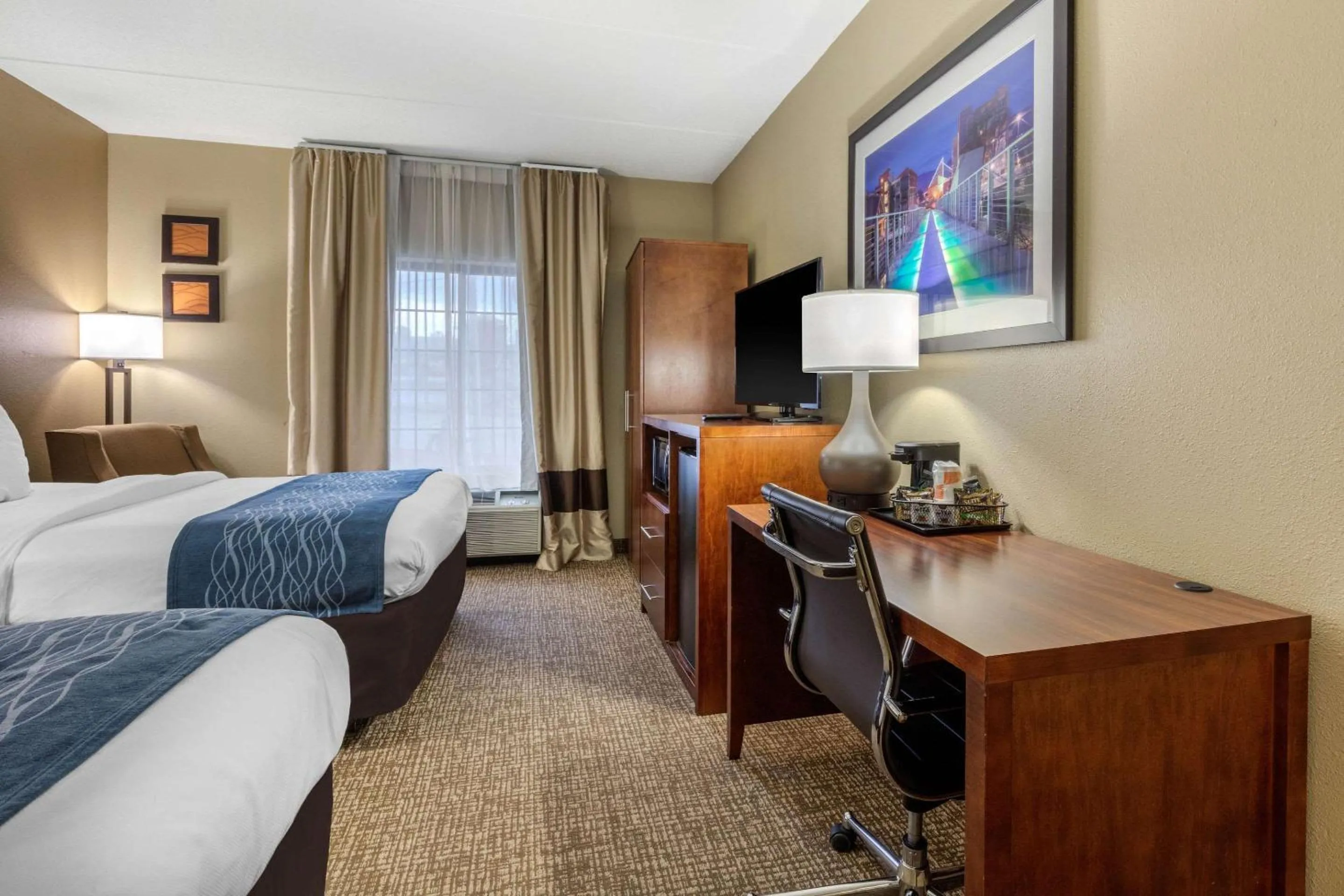 Photo of the whole room, Bed in Comfort Inn & Suites Hamilton Place