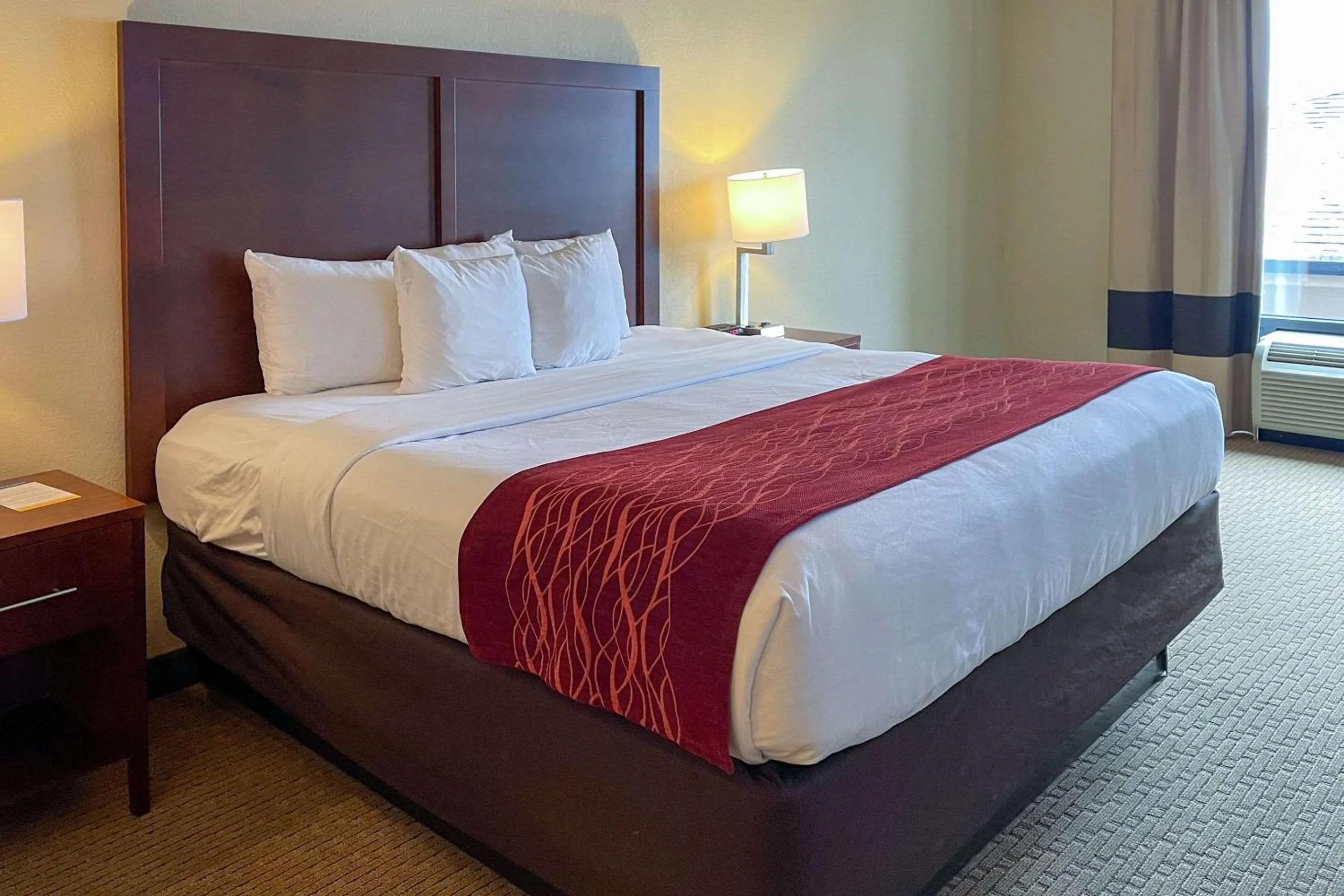 Bedroom, Bed in Comfort Inn & Suites Rogersville