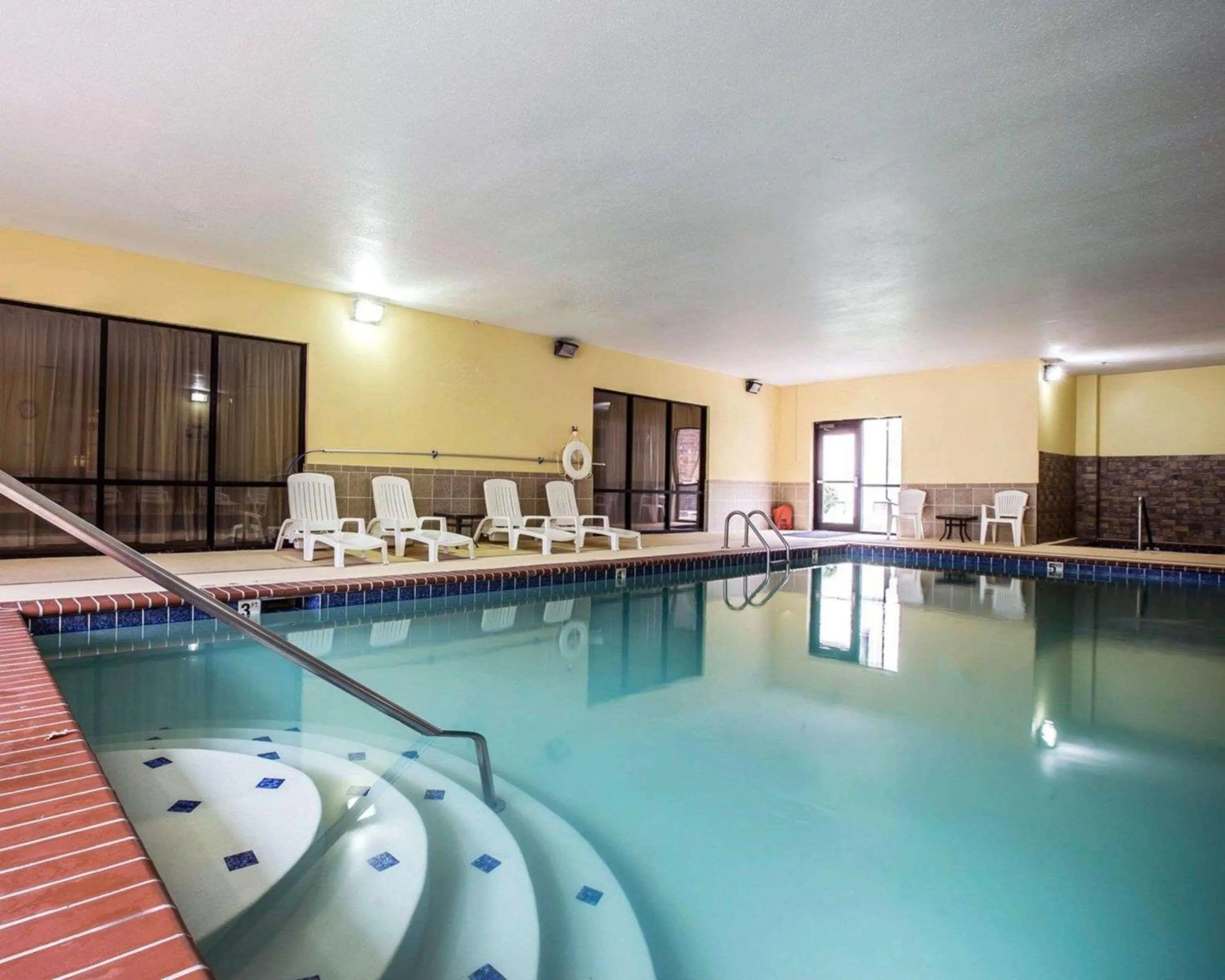 Swimming pool in Comfort Inn & Suites Rogersville