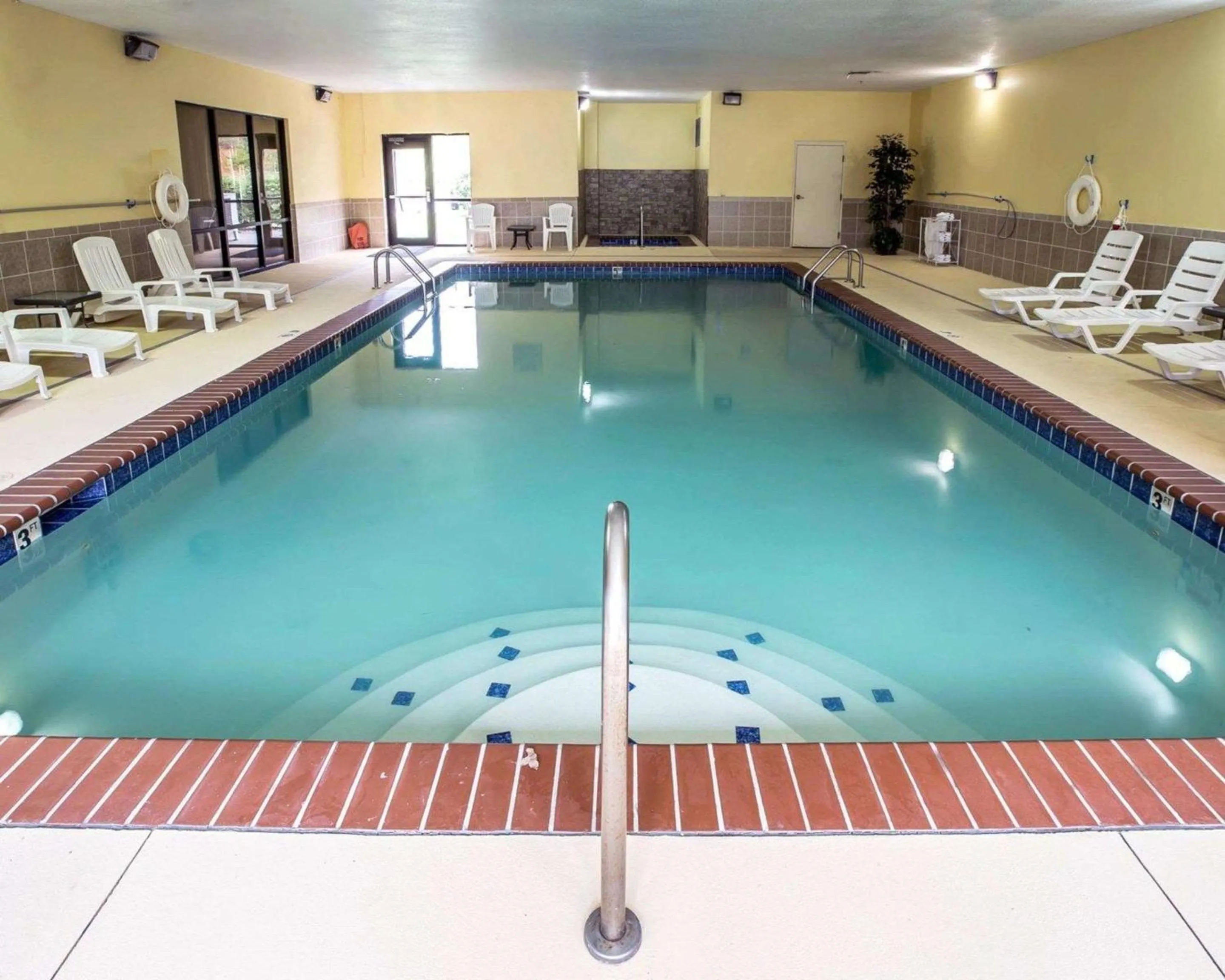 Swimming pool in Comfort Inn & Suites Rogersville