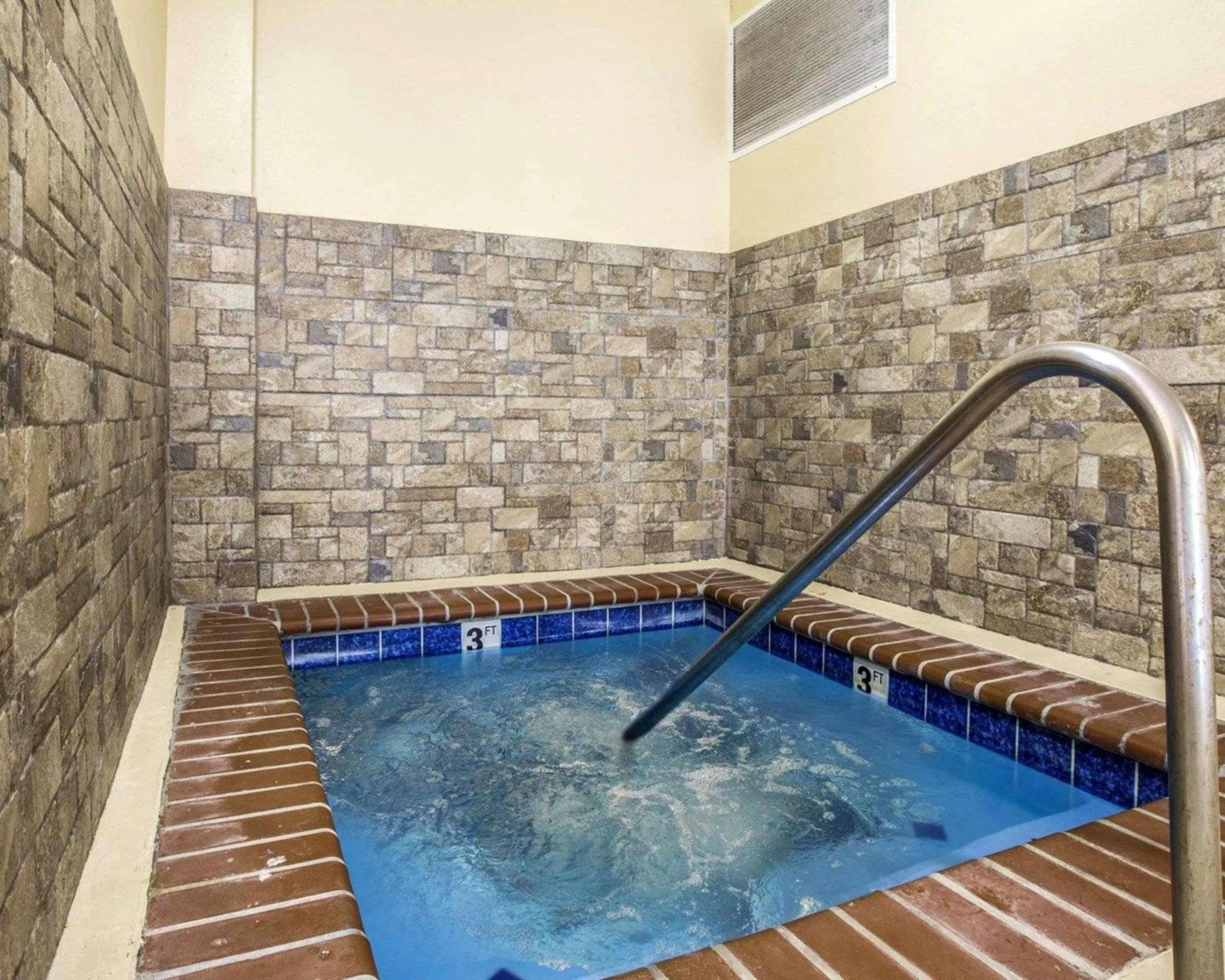 Swimming pool in Comfort Inn & Suites Rogersville