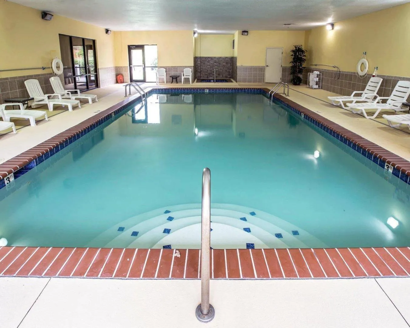 Swimming pool in Comfort Inn & Suites Rogersville