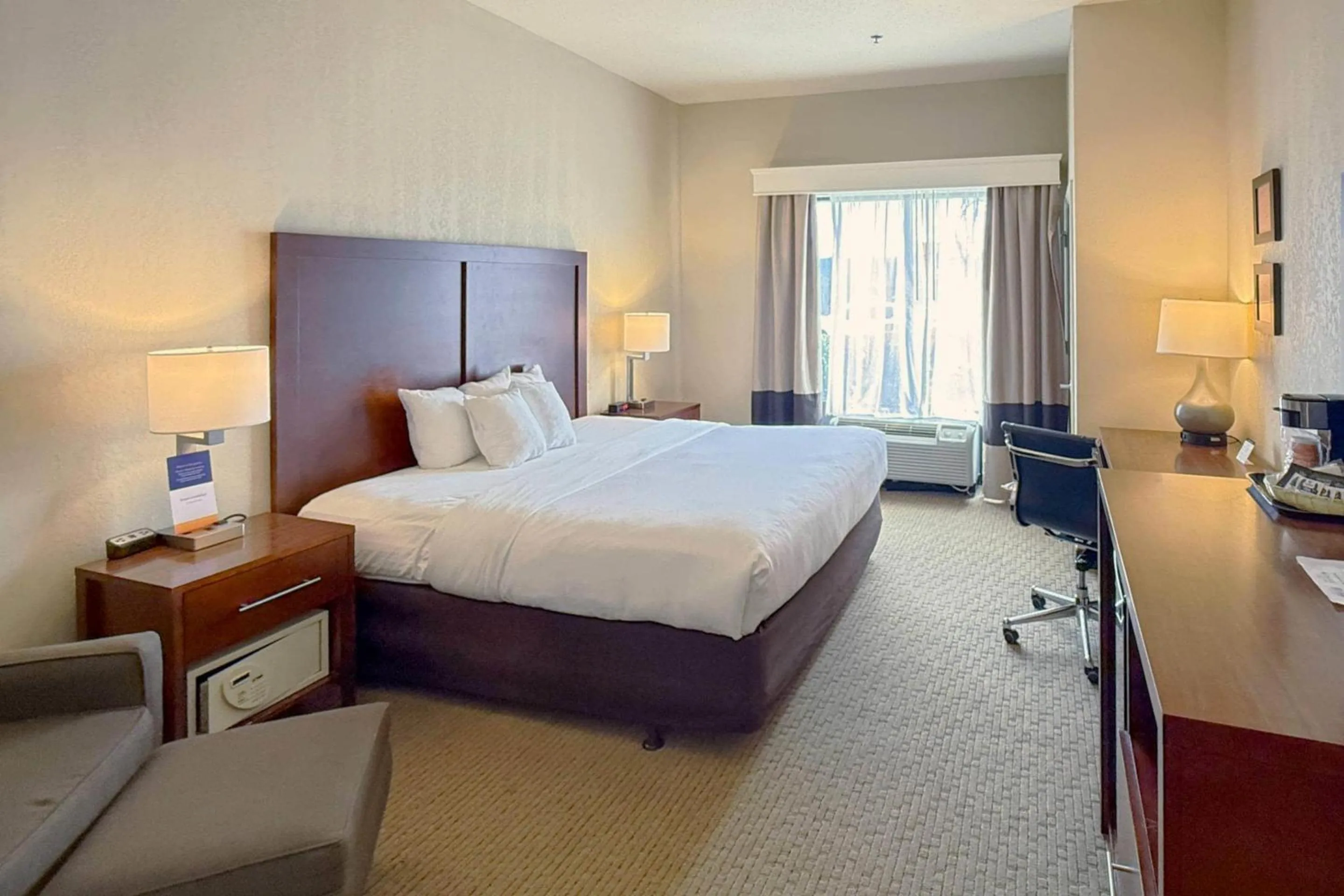 Bedroom, Bed in Comfort Inn & Suites Rogersville