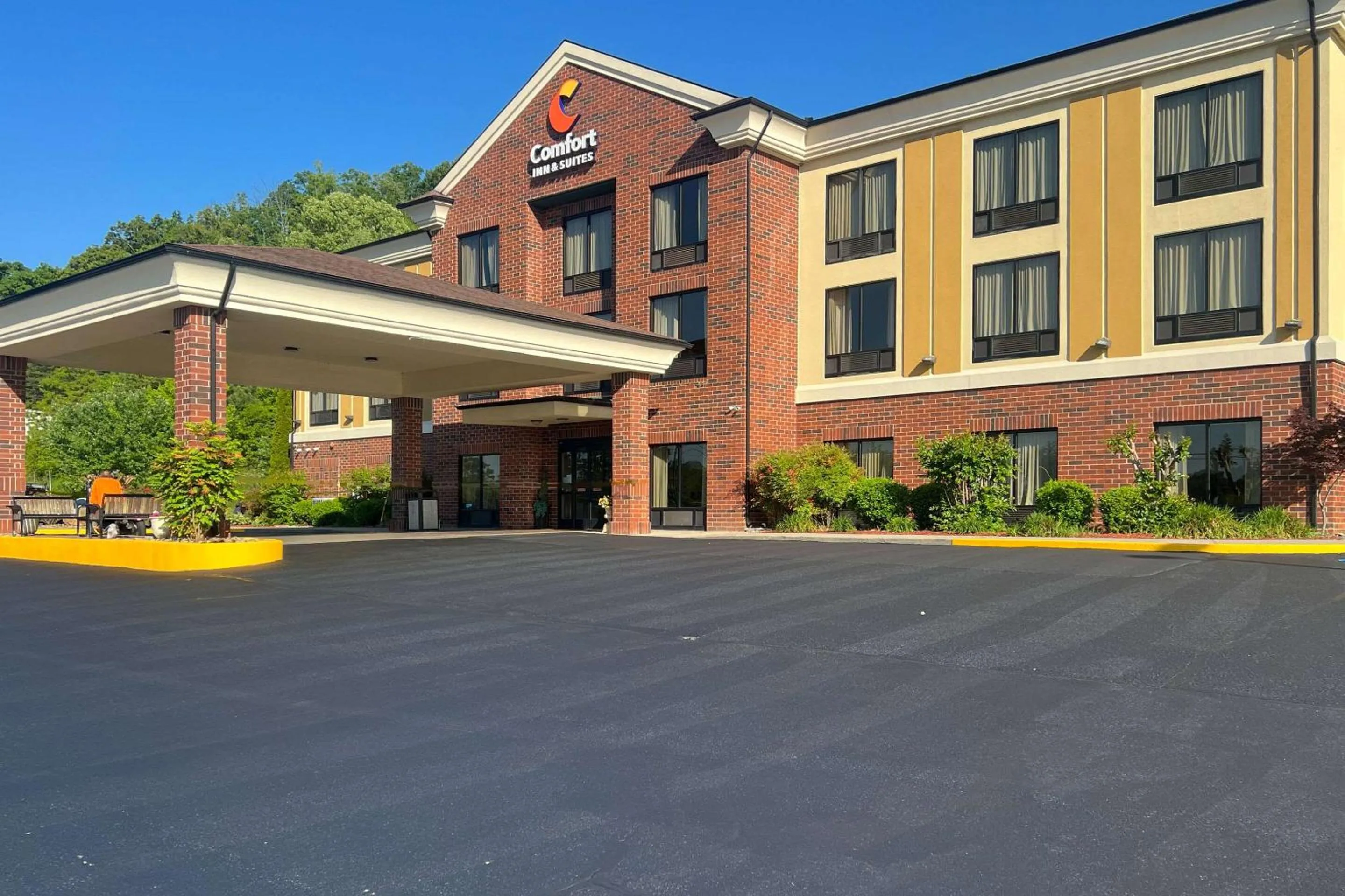 Property building in Comfort Inn & Suites Rogersville