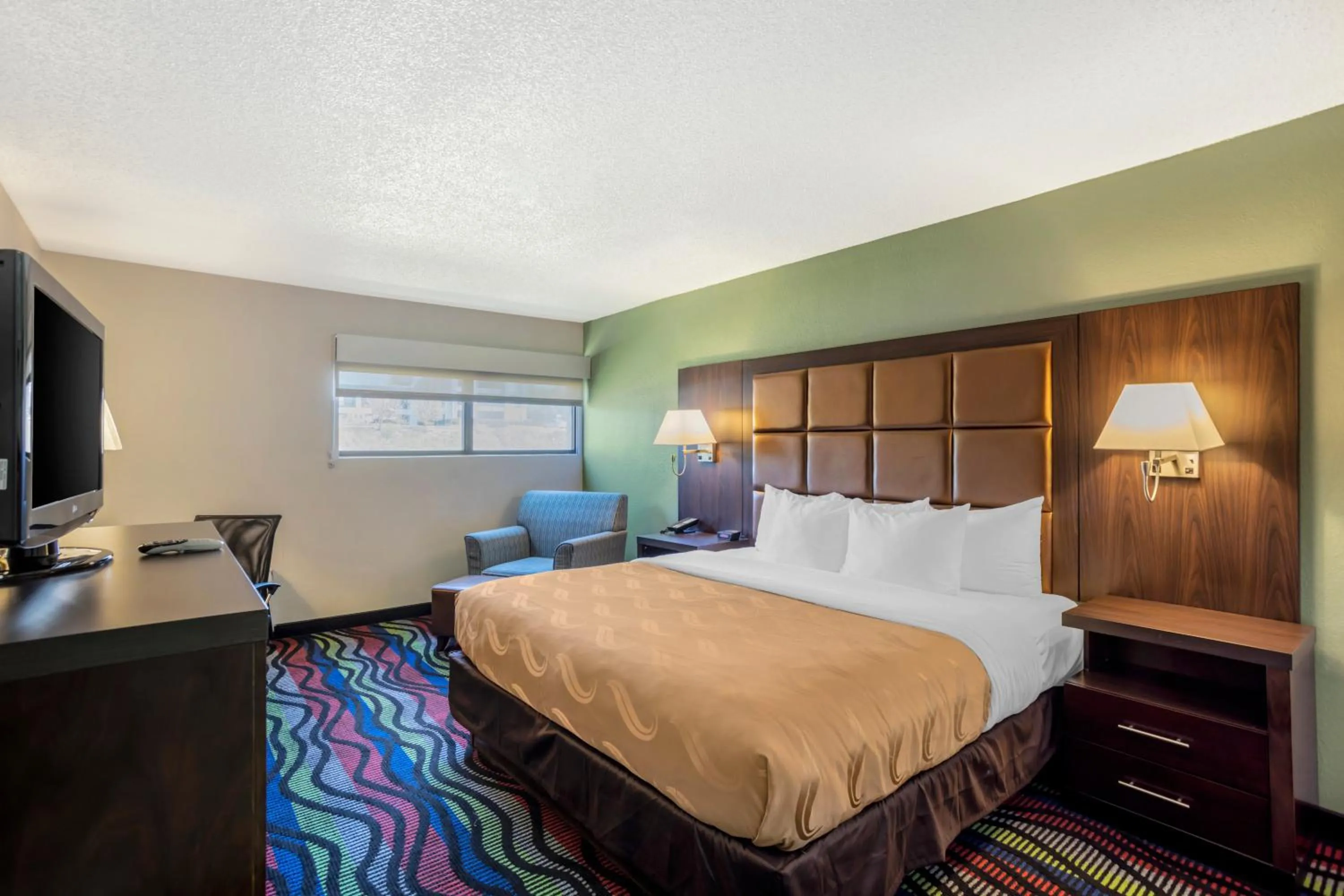 Photo of the whole room, Bed in Quality Inn Cookeville