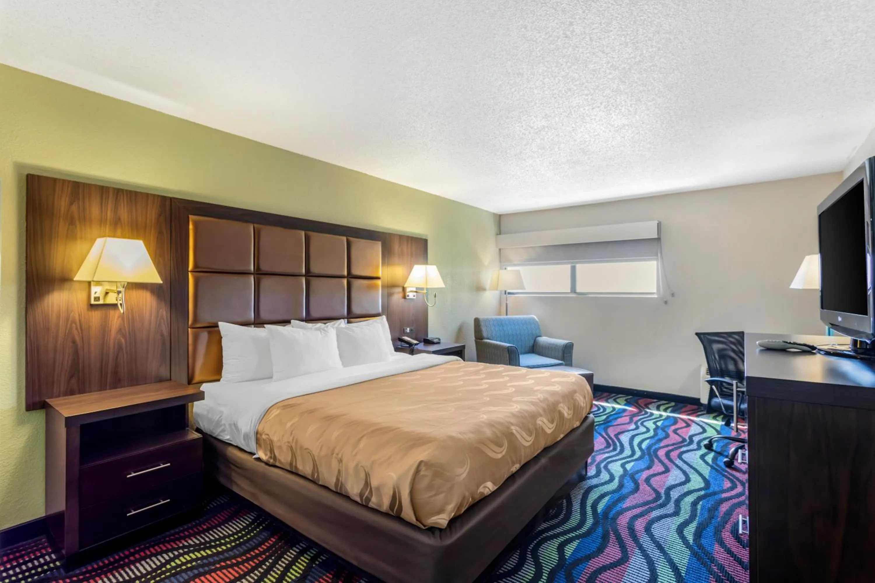 Photo of the whole room, Bed in Quality Inn Cookeville