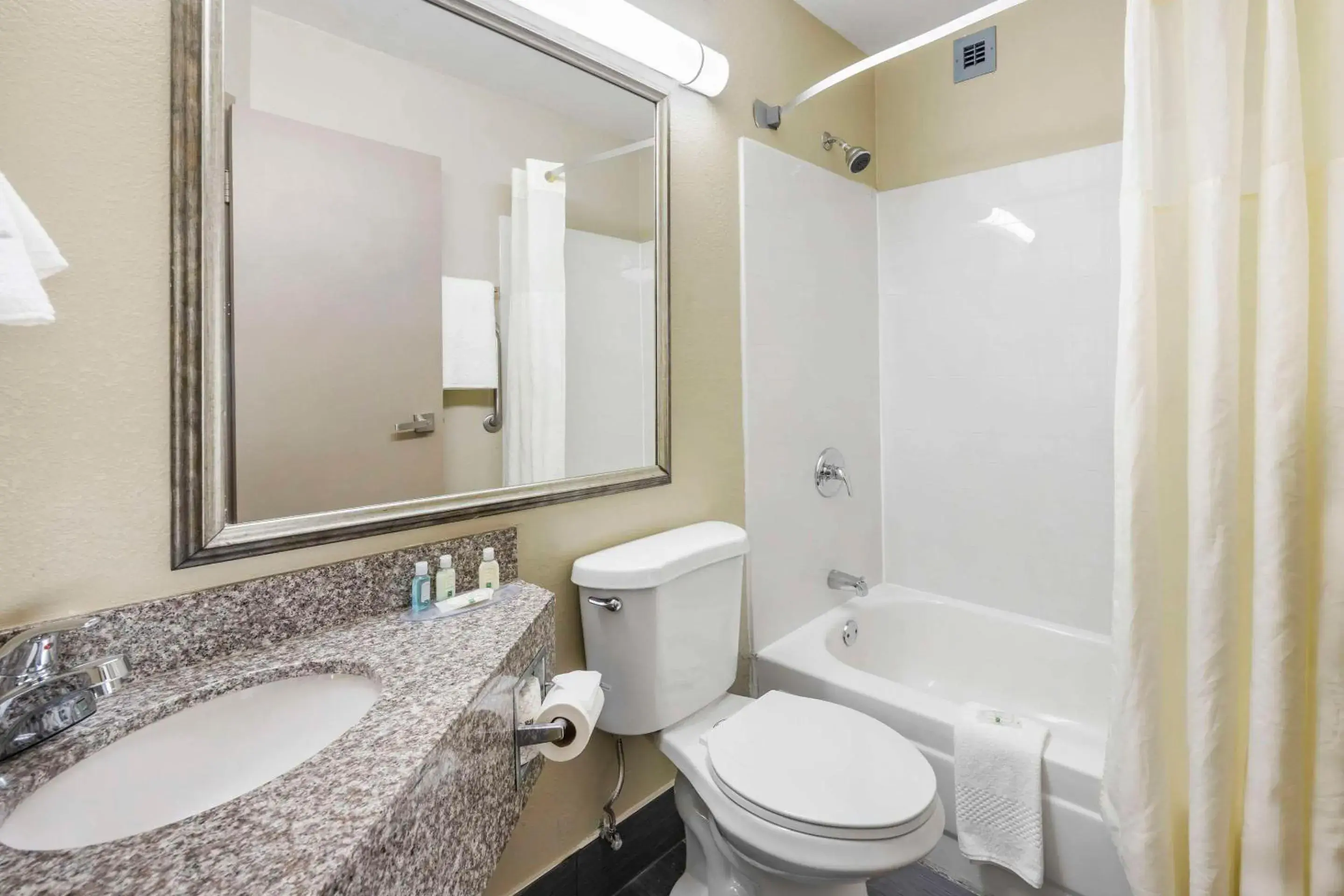 Bedroom in Quality Inn Bedroom in Quality Inn