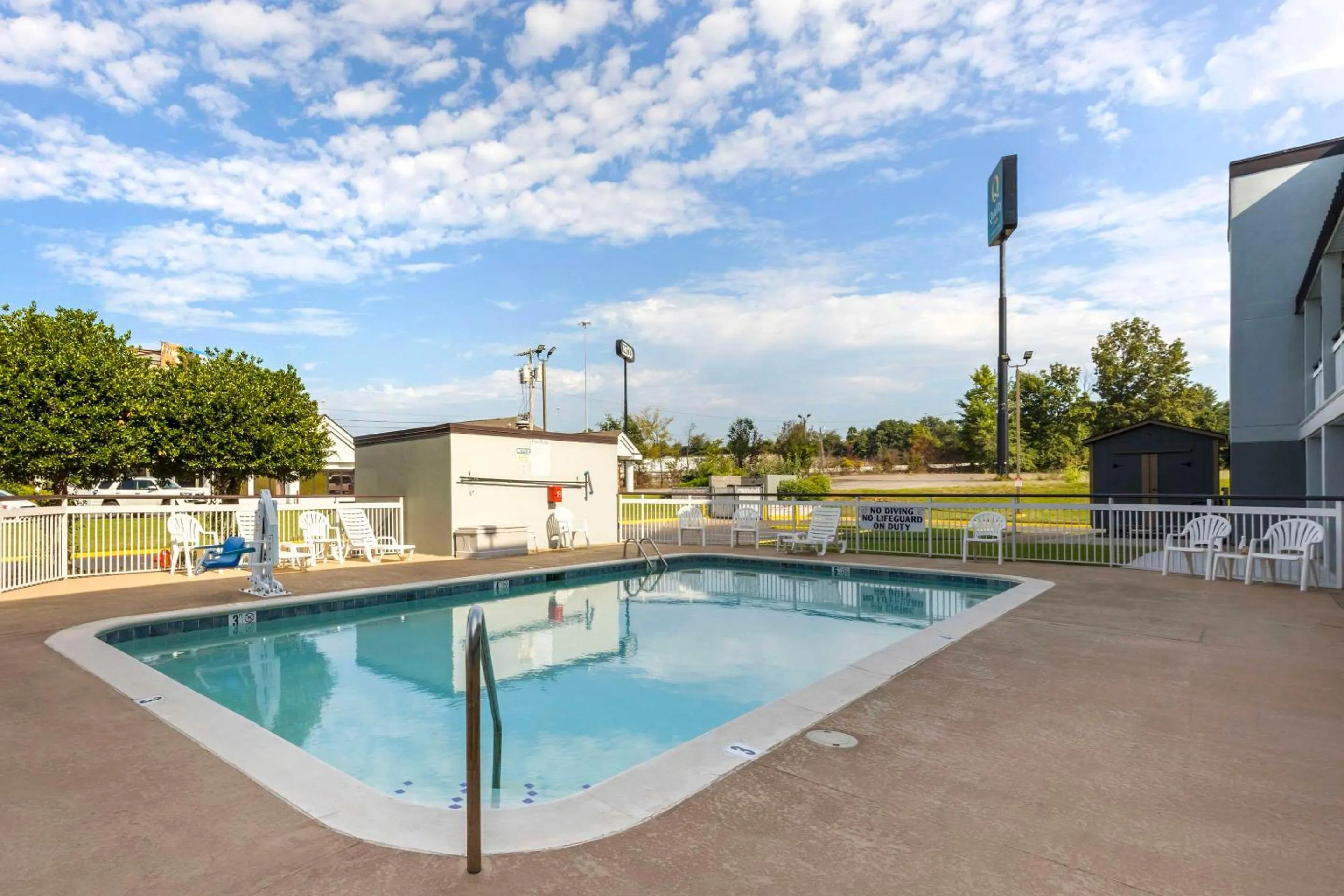 Swimming pool in Quality Inn Jackson Northwest