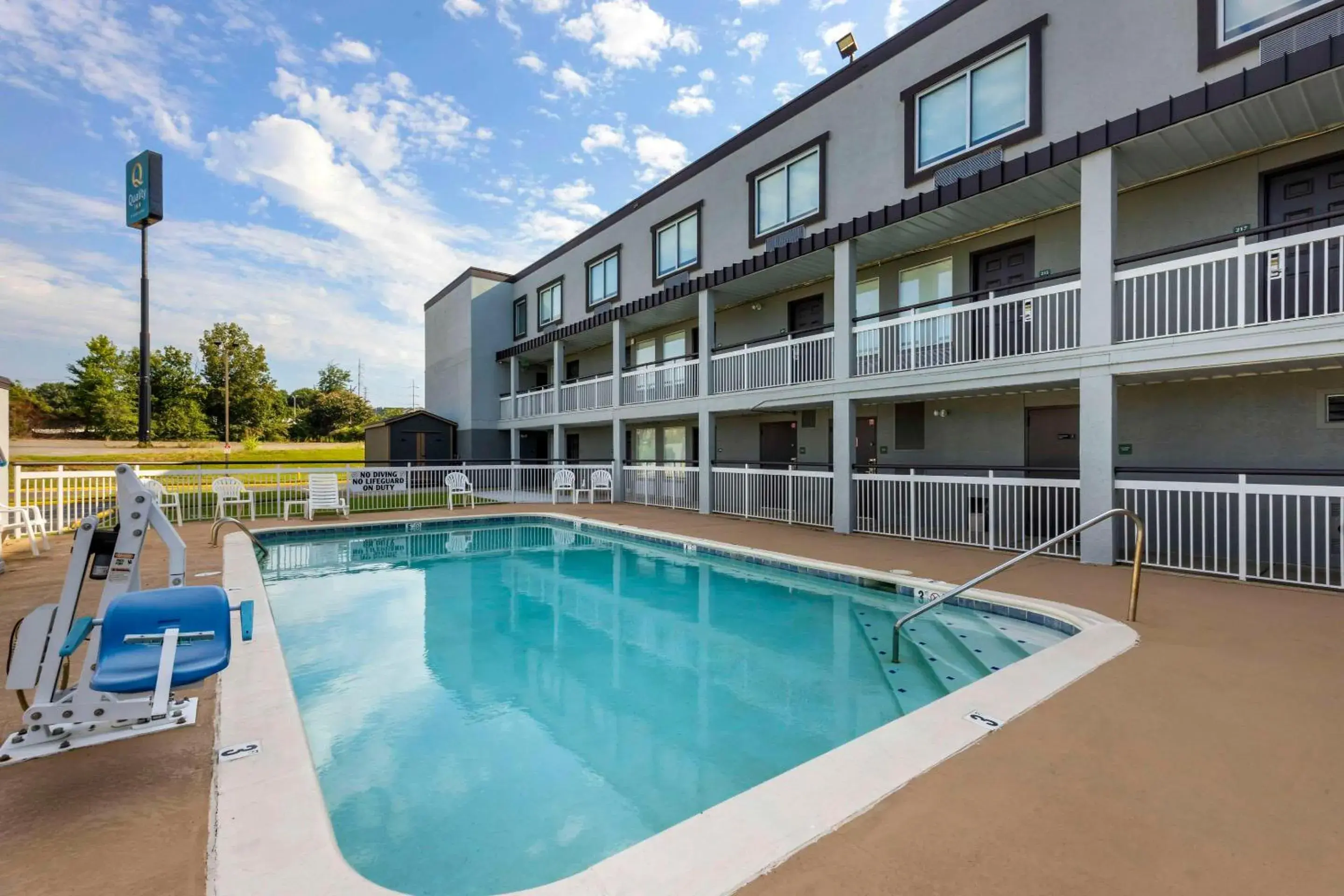 Swimming pool in Quality Inn Jackson Northwest Swimming pool in Quality Inn Jackson Northwest