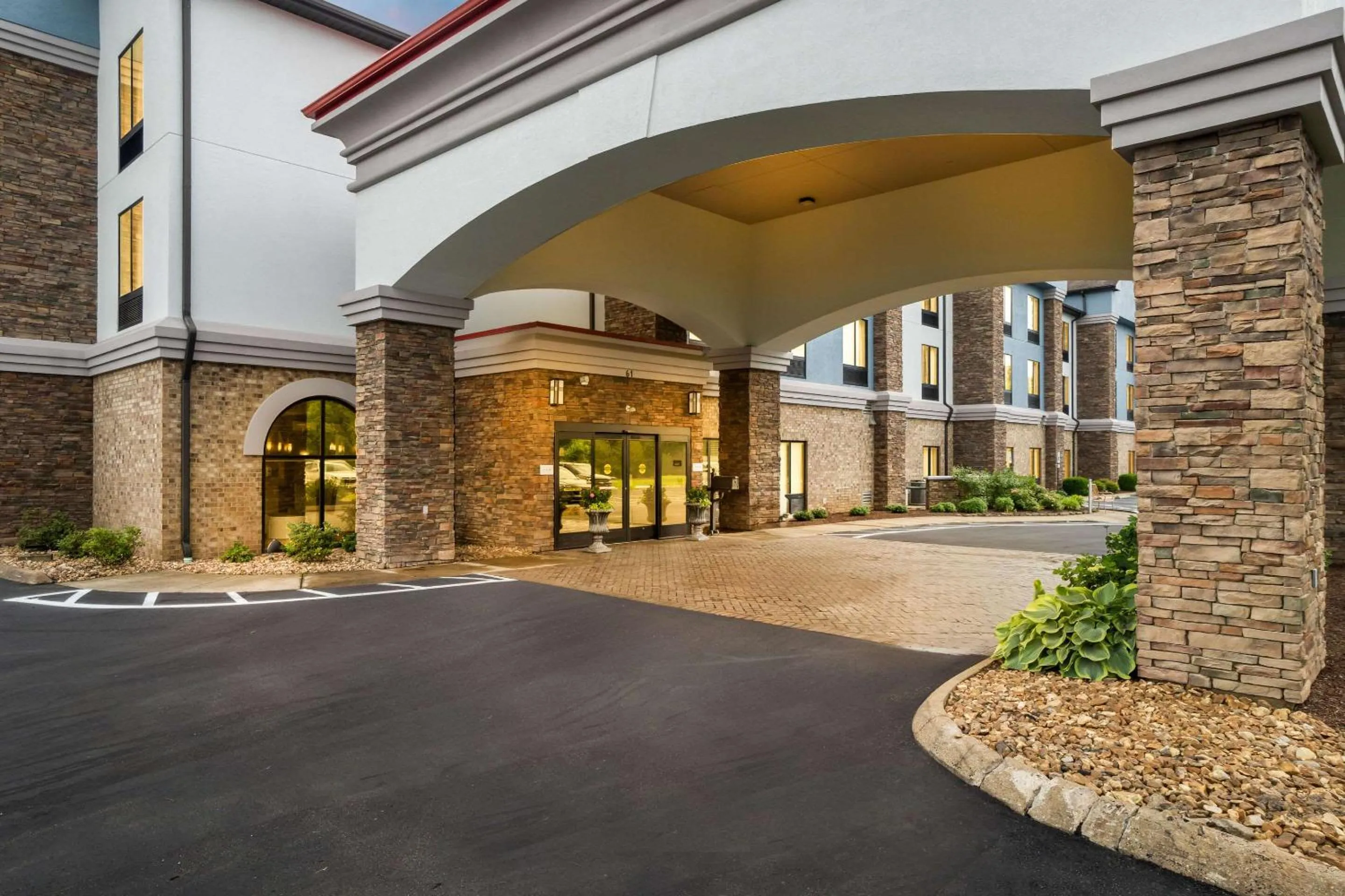 Property building in Comfort Suites Jackson I-40