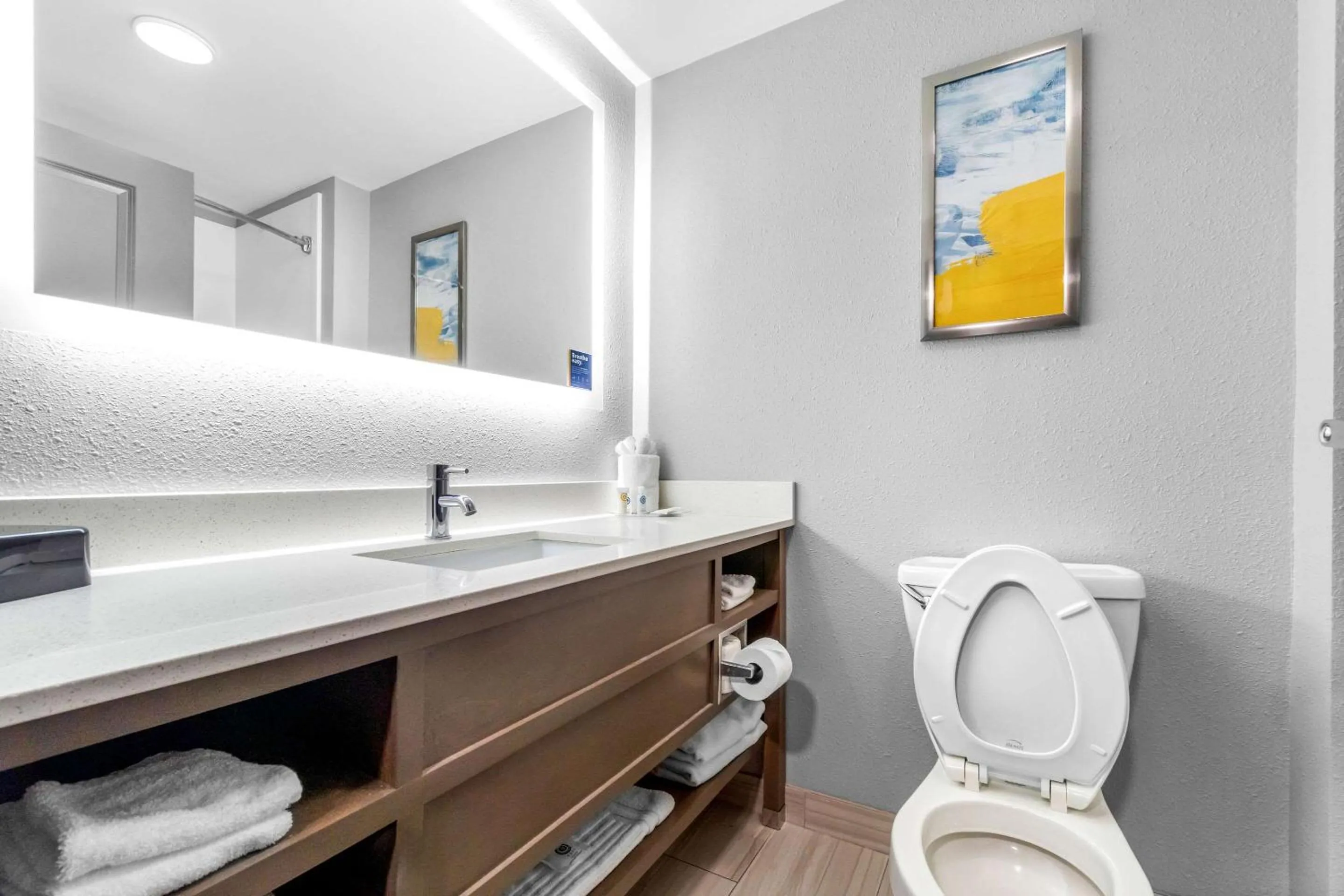 Bedroom in Comfort Suites Jackson I-40