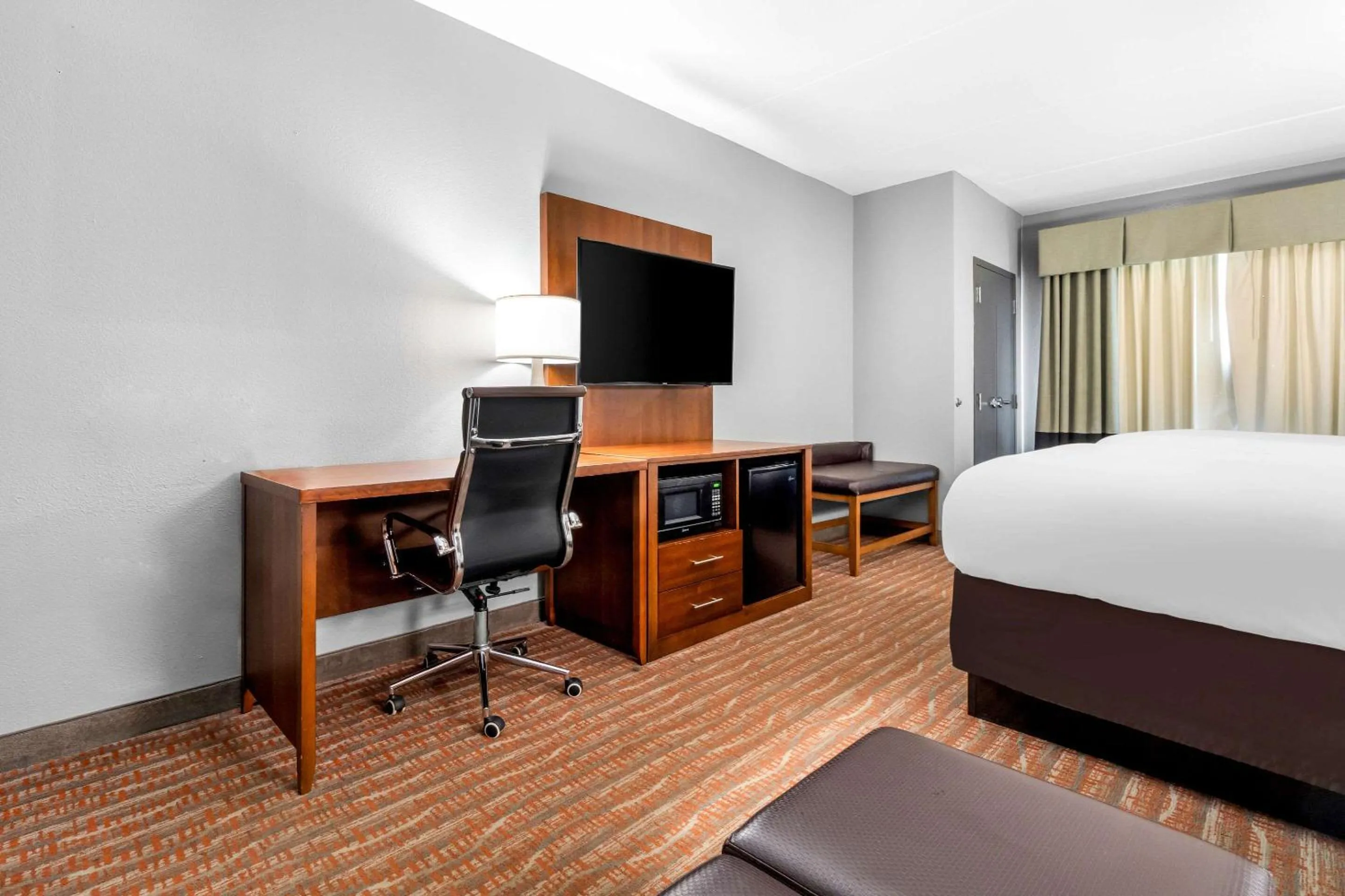 Bedroom, Bed in Comfort Suites Jackson I-40