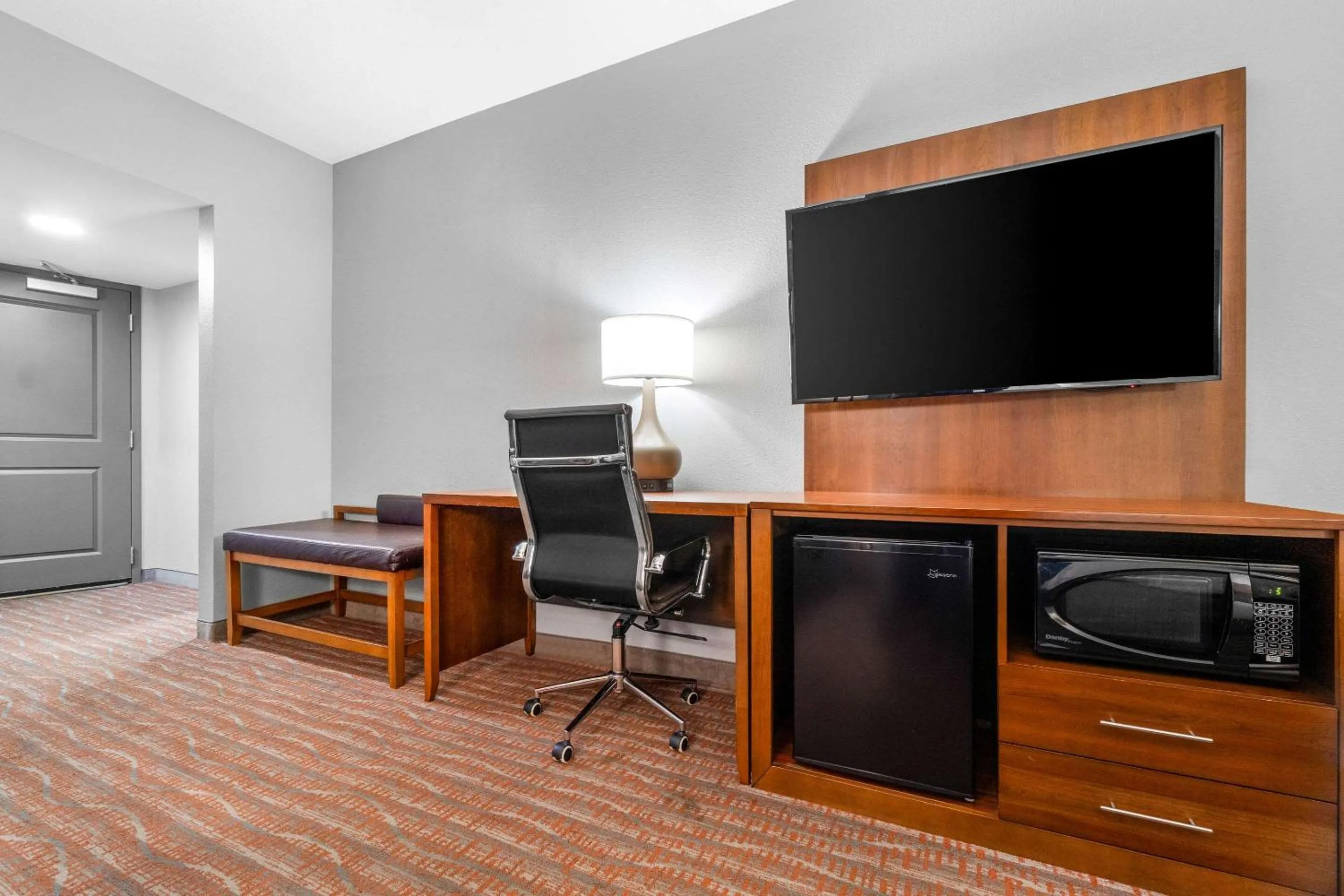 Bedroom in Comfort Suites Jackson I-40