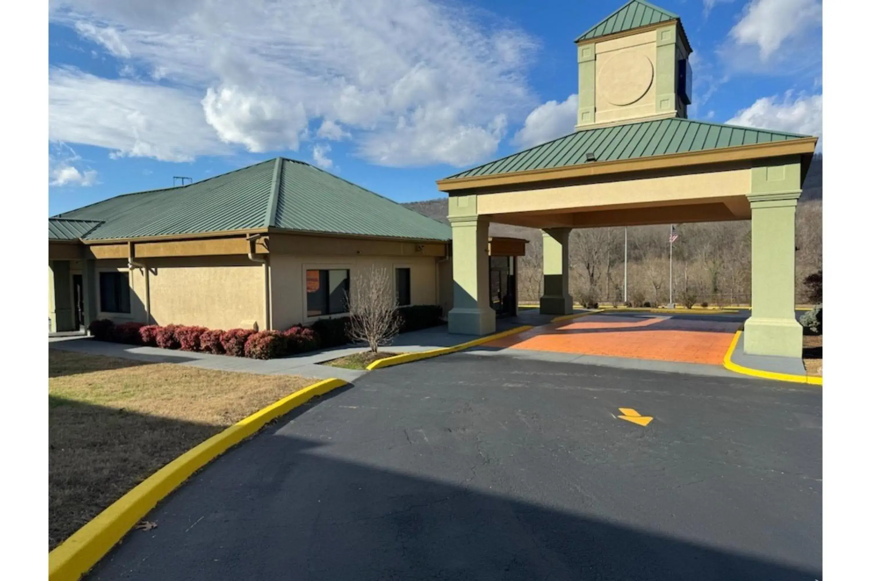Facade/entrance in Quality Inn Facade/entrance in Quality Inn