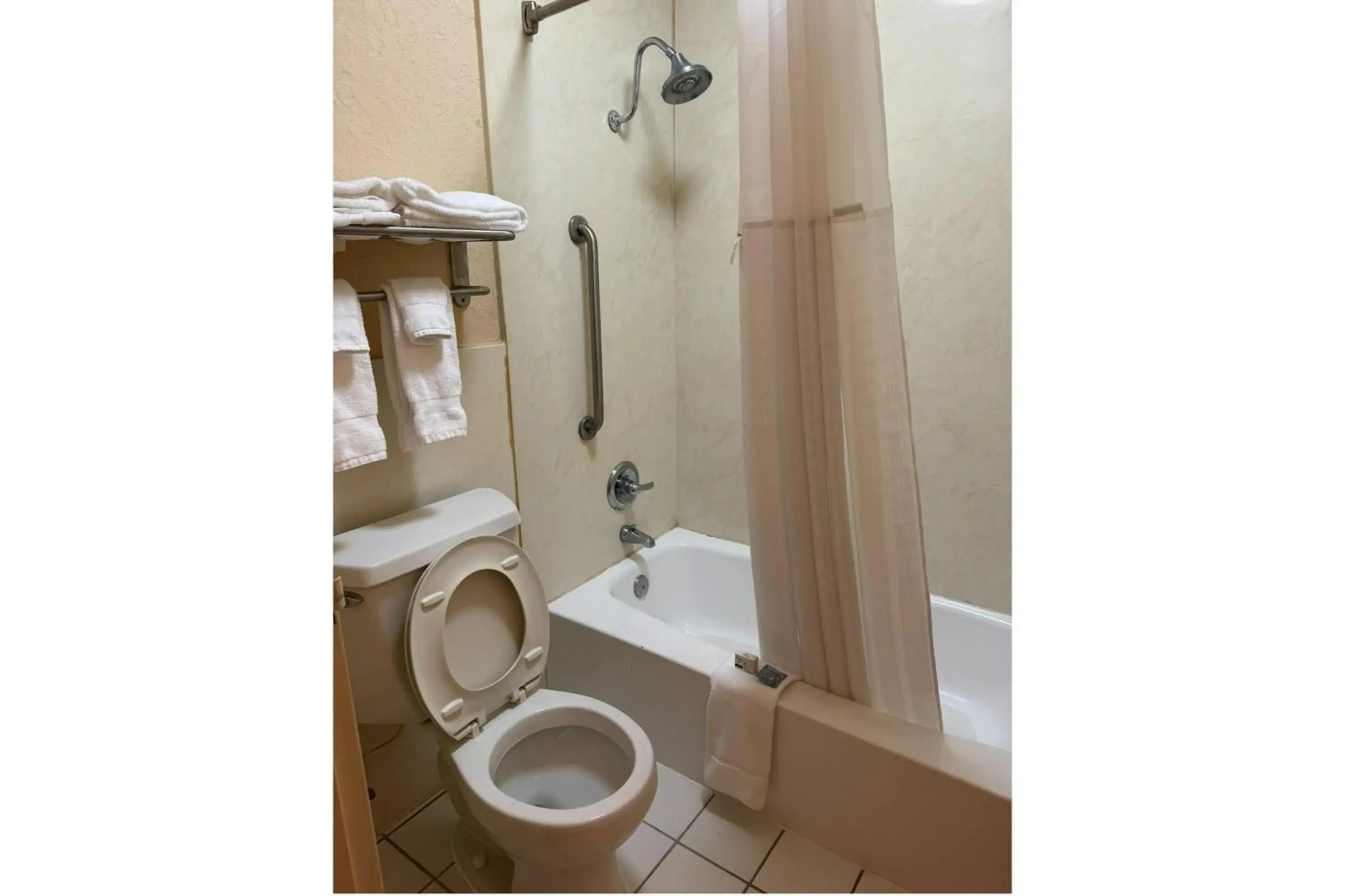 Bathroom in Quality Inn Bathroom in Quality Inn