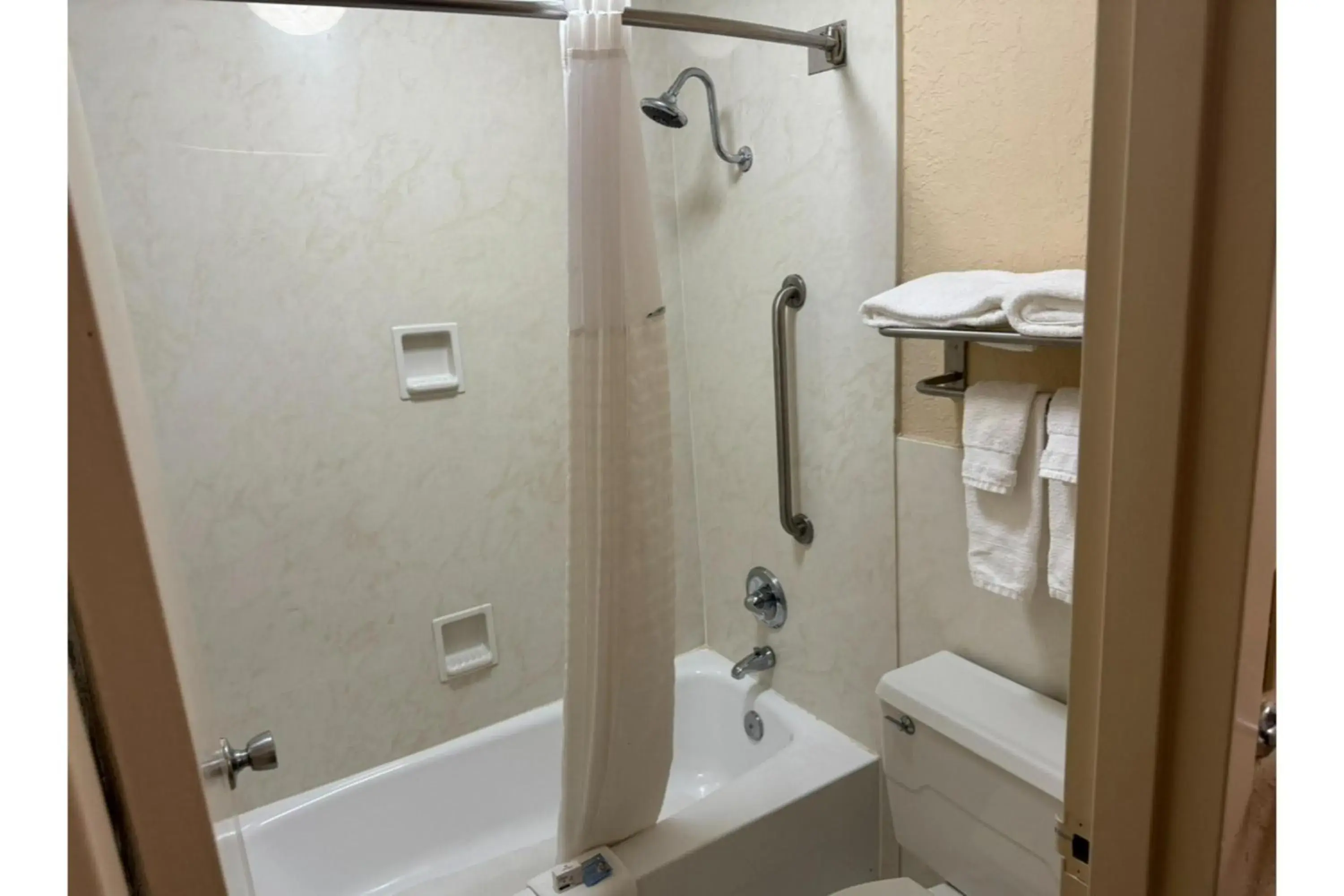Bathroom in Quality Inn Bathroom in Quality Inn
