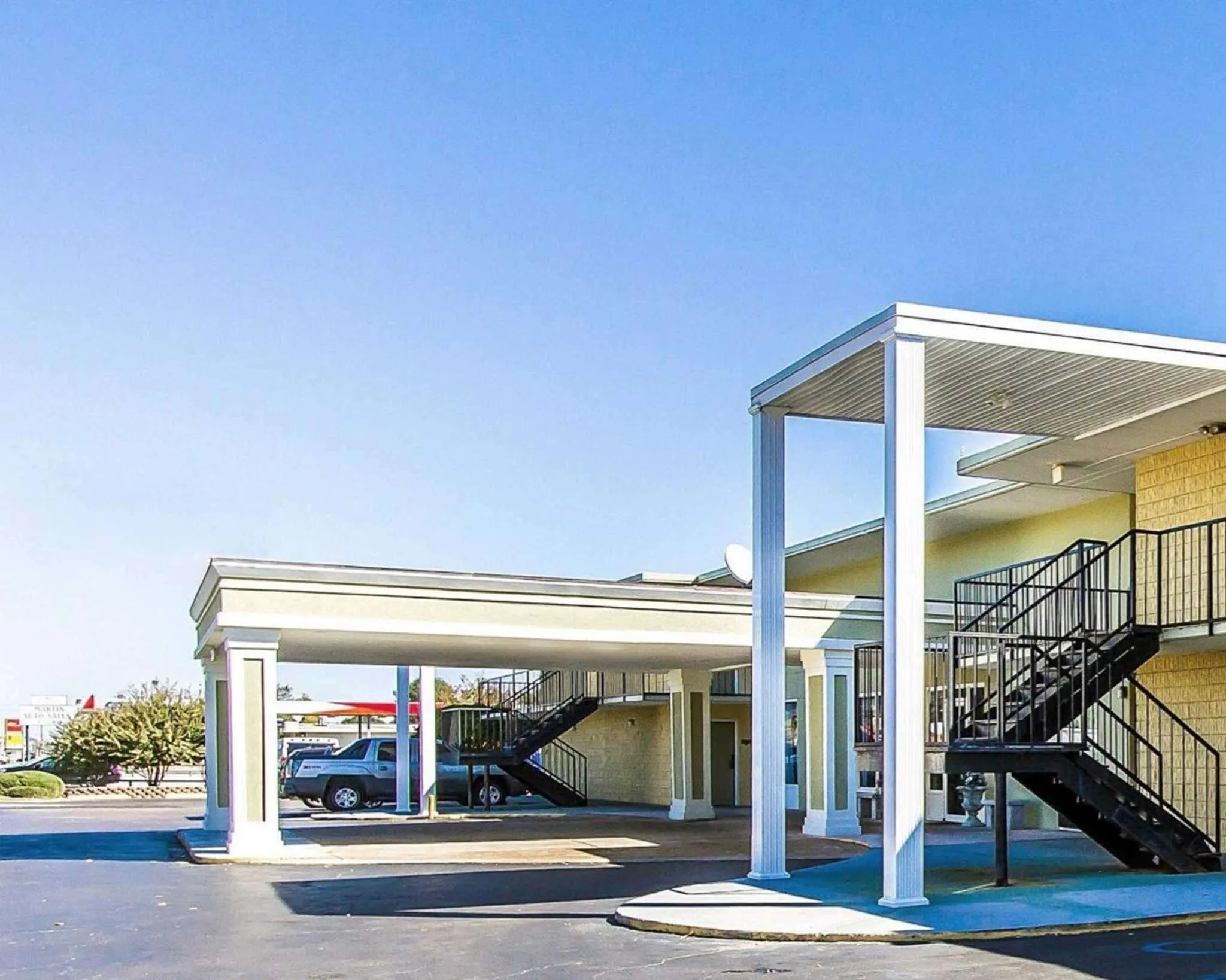 Property building in Mill Tree Inn Millington