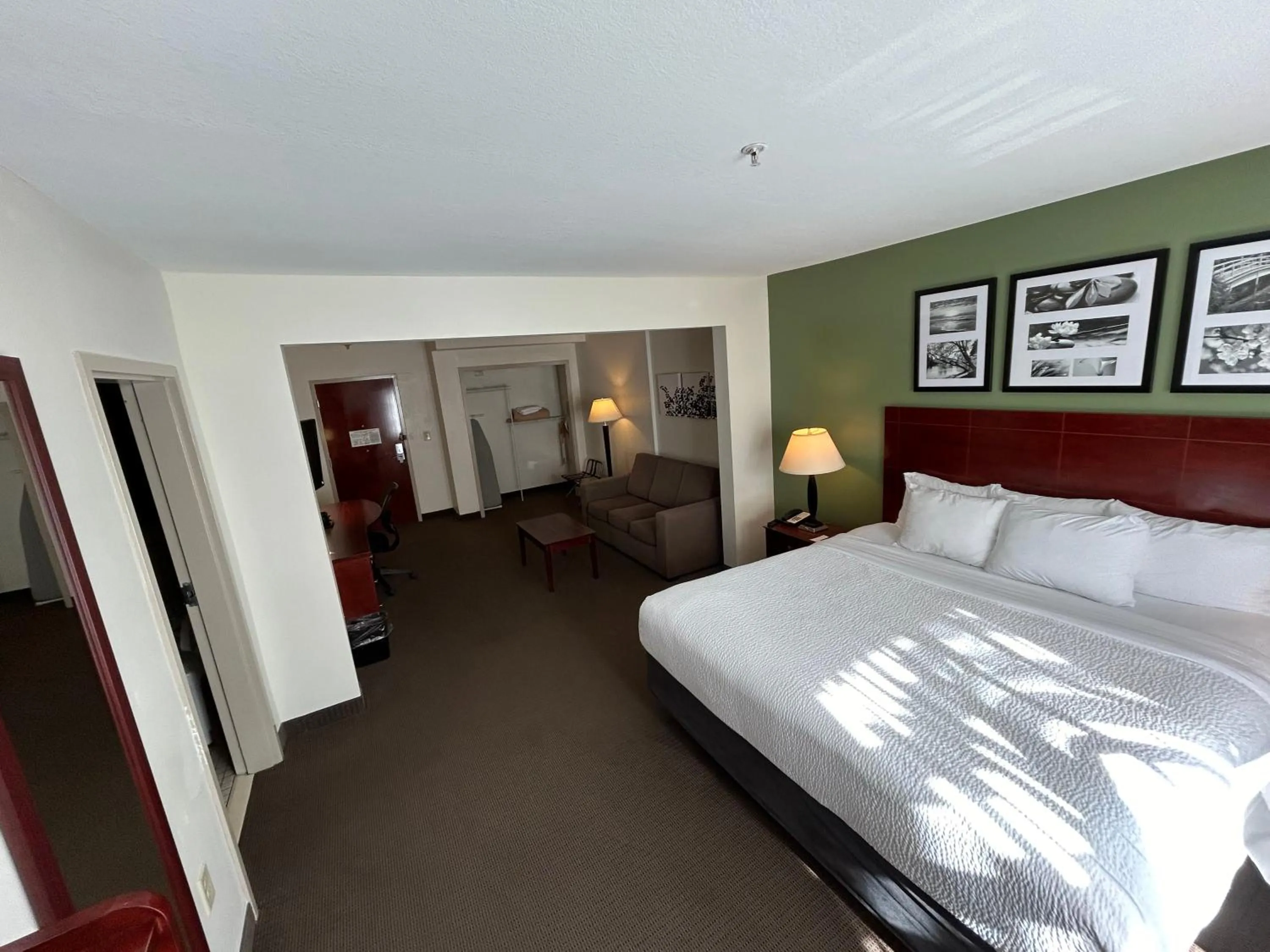 Photo of the whole room, Bed in Sleep Inn & Suites Manchester near Arnold AFB