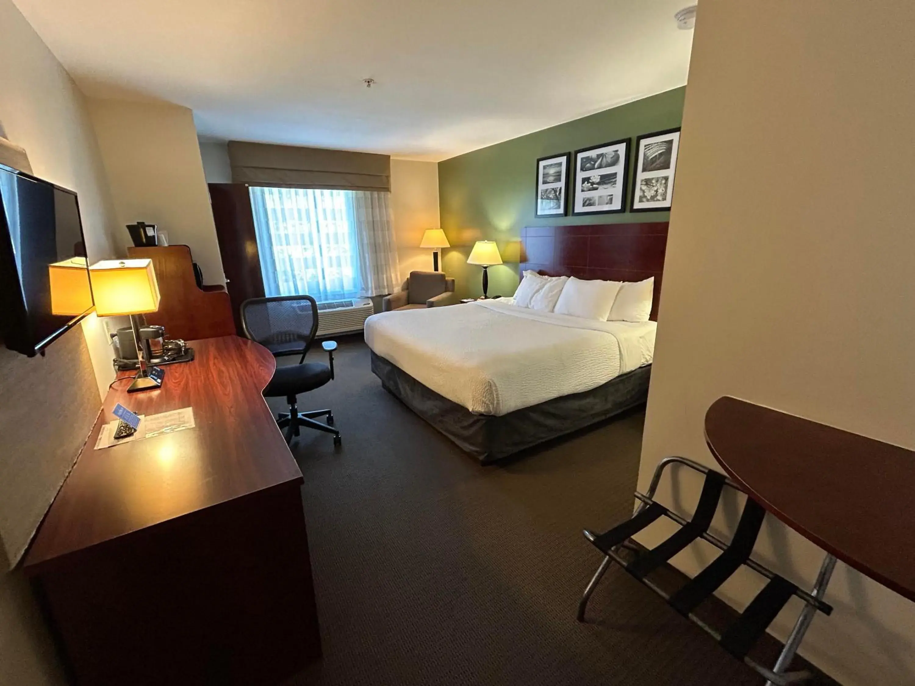 Standard King Room - Non-Smoking in Sleep Inn & Suites Manchester near Arnold AFB Standard King Room - Non-Smoking in Sleep Inn & Suites Manchester near Arnold AFB