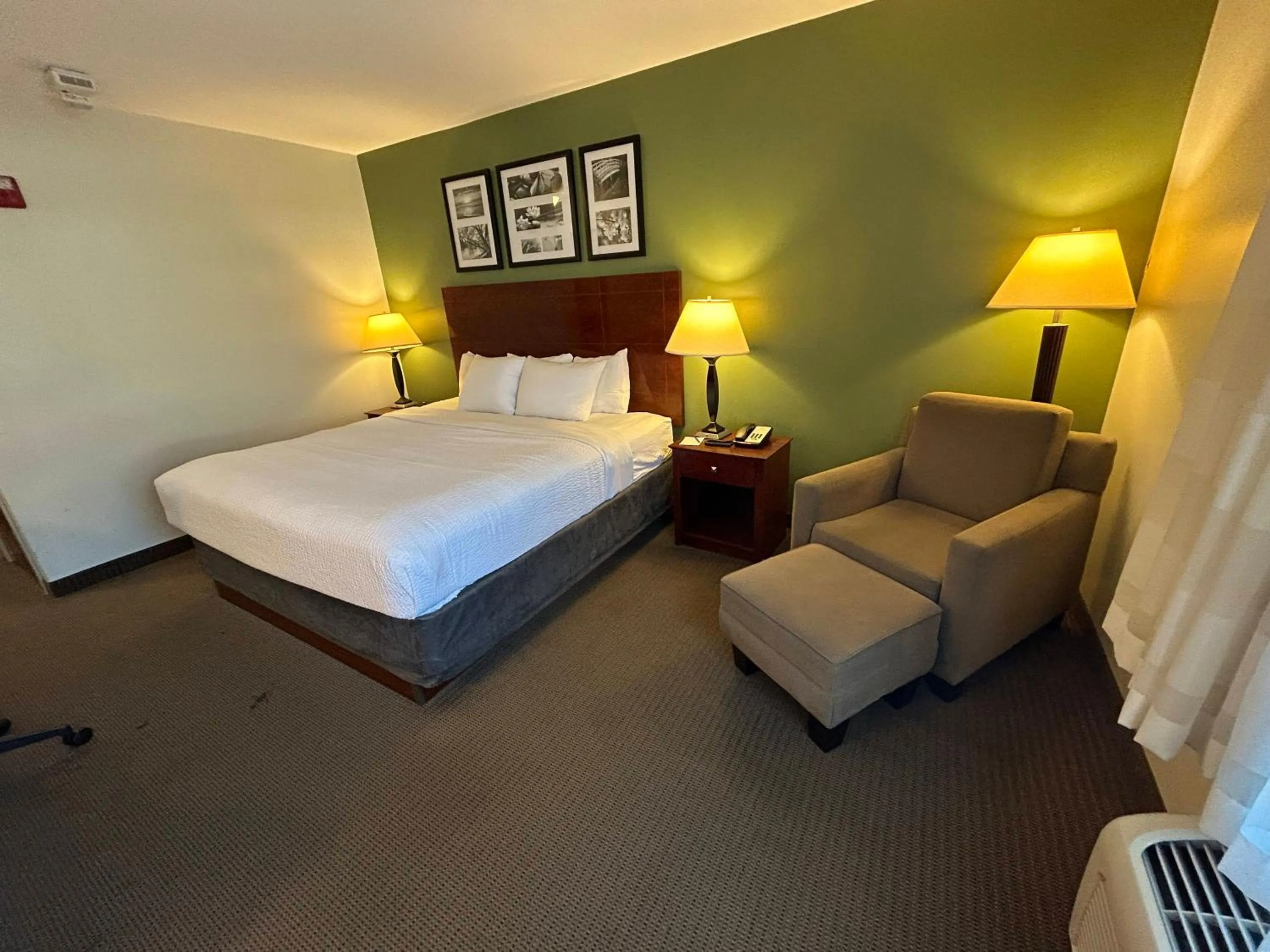 Bed in Sleep Inn & Suites Manchester near Arnold AFB