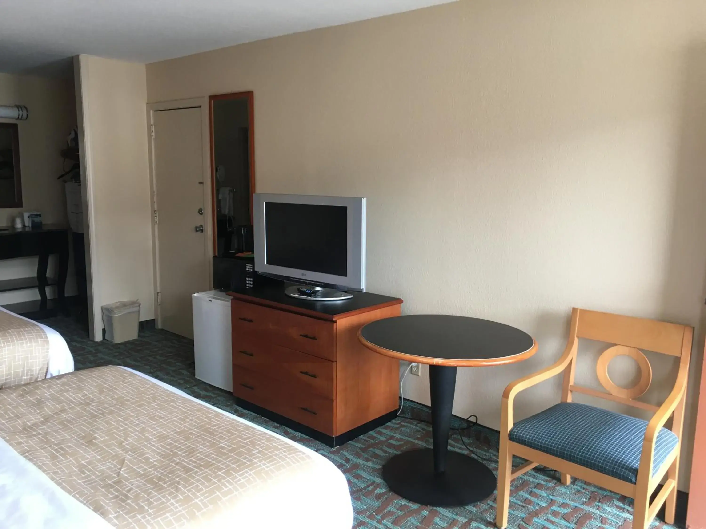 TV/Entertainment Center in Travelodge by Wyndham Harriman