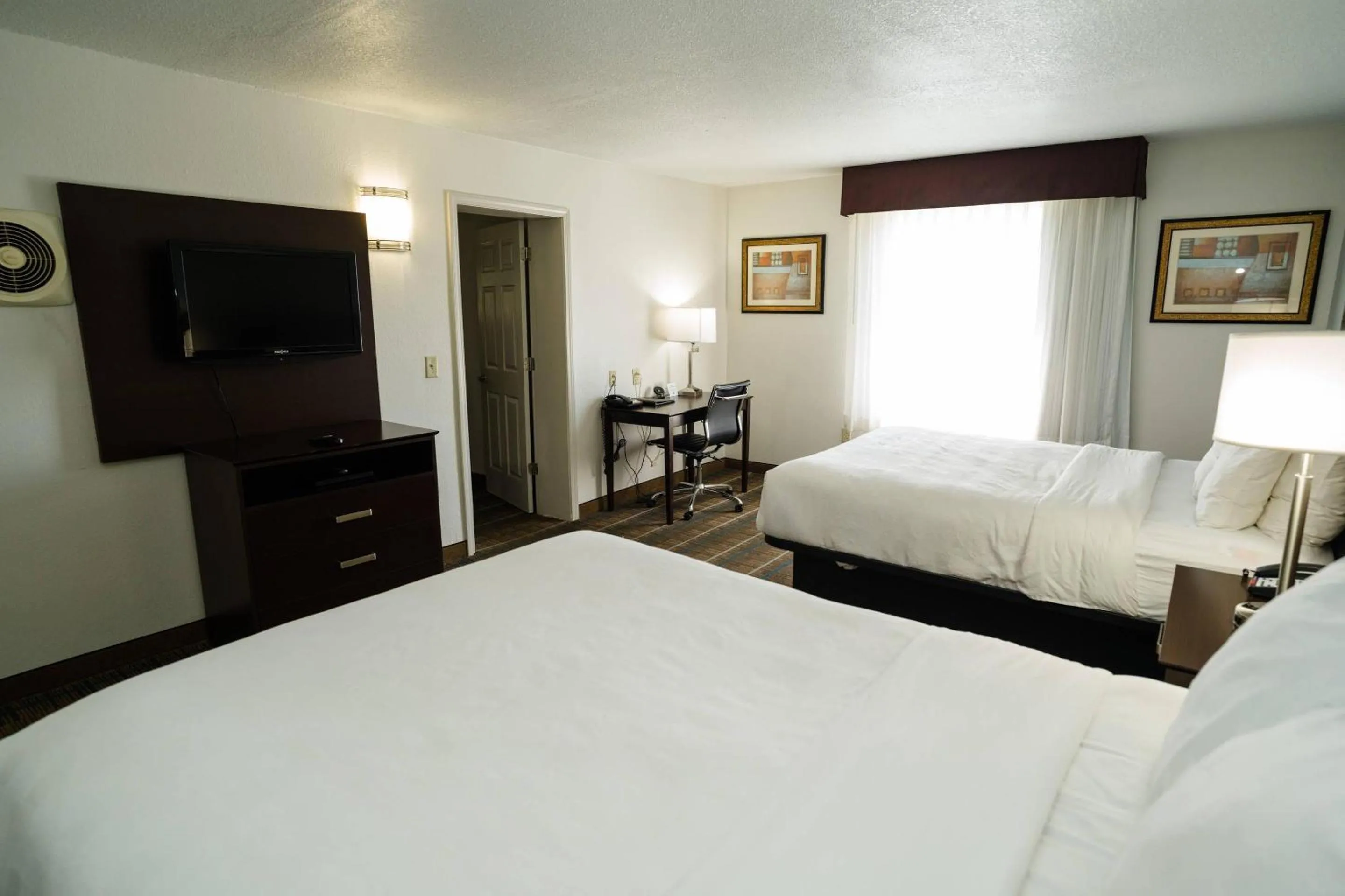 Bedroom, Bed in MainStay Suites Knoxville North I-75